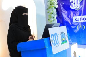 في أجواء علمية زاخرة بالأفكار الإبداعية، شهد قسم الهندسة المعمارية بجامعة العلوم والتكنولوجيا – إب صباح اليوم تدشين مناقشة مشاريع التخرج (1) لطلبة الدفعة التاسعة للعام الجامعي 1447هـ، والتي تمثل المرحلة الأولى من مشاريع التخرج النهائية في مسار الدراسات النظرية.

وقد افتتح الفعالية مدير فرع الجامعة الدكتور مكرم الجمالي بحضور رئيس قسم الهندسة المعمارية ورئيس لجنة المناقشة الدكتور علي درموش، وأعضاء لجنة المناقشة والتقييم المكونة من:

الأستاذ الدكتور مختار عبدالحفيظ العريقي – عضوًا ومشرفًا.
الأستاذ الدكتور أحمد عماد الأثوري – عضوًا مناقشًا.
م.م صادق عاطف – عضوًا مناقشًا.

وخلال الفعالية، قدّم الطلبة عروضًا علمية موجزة تضمنت أفكارًا معمارية مبتكرة تعالج قضايا مجتمعية وتنموية واقعية، وتهدف إلى تقديم حلول تصميمية تسهم في خدمة المجتمع والبيئة. وقد استمعت اللجنة إلى هذه العروض وناقشت الطلبة حول الجوانب البحثية والفنية، وقدمت ملاحظات علمية وتوصيات تطويرية من شأنها رفع جودة المشاريع وتحسين مخرجاتها النهائية.

وفي تصريح خاص، أوضح رئيس لجنة المناقشة الدكتور علي درموش أن هذه المرحلة من مناقشات مشاريع التخرج تأتي تمهيدًا للمناقشة النهائية التي ستُقام في نهاية الفصل الثاني من العام الدراسي 1447هـ الموافق 2025-2026م، مشيرًا إلى أن القسم يولي اهتمامًا كبيرًا بتطوير مهارات الطلبة البحثية والإبداعية لإعداد جيل معماري قادر على مواجهة تحديات الواقع العمراني.

كما أشادت اللجنة بالمستوى الأكاديمي للطلبة وجودة مشاريعهم، مؤكدة أن الجهود المشتركة بين الطلبة وأعضاء هيئة التدريس انعكست بشكل إيجابي على جودة الأفكار المقدمة، التي تميزت بالتنوع والعمق التصميمي والمعالجة الواقعية لمشكلات المجتمع.

الجدير بالذكر أن مناقشات مشاريع التخرج (1) ستستمر على مدى اليومين القادمين لبقية طلبة الدفعة التاسعة من قسم الهندسة المعمارية، ضمن جدول أكاديمي معد مسبقًا يهدف إلى تعزيز مهارات العرض والمناقشة لدى الطلبة، وتحسين مستوى المخرجات التعليمية.

وقد شهدت الفعالية حضورًا واسعًا من أعضاء هيئة التدريس والمهتمين بالشأن الأكاديمي، حيث حضر كل من:

الدكتور عمر شداد – عضو هيئة التدريس ومنسق الجودة بقسم الشريعة والقانون.
المهندس حمزة المجيدي – مدير العلاقات العامة والتسويق وعضو هيئة التدريس بقسم الهندسة المعمارية.
المهندس ردفان الصلاحي – عضو هيئة التدريس بالقسم.

كما حضر عدد من الأكاديميين والإداريين وأولياء أمور الطلبة الذين عبّروا عن فخرهم بمستوى أبنائهم وبالجهود الكبيرة التي تبذلها الجامعة لتخريج كفاءات مؤهلة تواكب متطلبات سوق العمل المعماري والهندسي.

وتؤكد جامعة العلوم والتكنولوجيا – إب من خلال هذه المناقشات على التزامها بتقديم تعليم جامعي متميز يجمع بين الجوانب النظرية والتطبيقية، ويعزز الإبداع المعماري والبحث العلمي في سبيل خدمة المجتمع وتنميته.