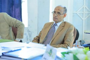 في أجواء علمية زاخرة بالأفكار الإبداعية، شهد قسم الهندسة المعمارية بجامعة العلوم والتكنولوجيا – إب صباح اليوم تدشين مناقشة مشاريع التخرج (1) لطلبة الدفعة التاسعة للعام الجامعي 1447هـ، والتي تمثل المرحلة الأولى من مشاريع التخرج النهائية في مسار الدراسات النظرية.

وقد افتتح الفعالية مدير فرع الجامعة الدكتور مكرم الجمالي بحضور رئيس قسم الهندسة المعمارية ورئيس لجنة المناقشة الدكتور علي درموش، وأعضاء لجنة المناقشة والتقييم المكونة من:

الأستاذ الدكتور مختار عبدالحفيظ العريقي – عضوًا ومشرفًا.
الأستاذ الدكتور أحمد عماد الأثوري – عضوًا مناقشًا.
م.م صادق عاطف – عضوًا مناقشًا.

وخلال الفعالية، قدّم الطلبة عروضًا علمية موجزة تضمنت أفكارًا معمارية مبتكرة تعالج قضايا مجتمعية وتنموية واقعية، وتهدف إلى تقديم حلول تصميمية تسهم في خدمة المجتمع والبيئة. وقد استمعت اللجنة إلى هذه العروض وناقشت الطلبة حول الجوانب البحثية والفنية، وقدمت ملاحظات علمية وتوصيات تطويرية من شأنها رفع جودة المشاريع وتحسين مخرجاتها النهائية.

وفي تصريح خاص، أوضح رئيس لجنة المناقشة الدكتور علي درموش أن هذه المرحلة من مناقشات مشاريع التخرج تأتي تمهيدًا للمناقشة النهائية التي ستُقام في نهاية الفصل الثاني من العام الدراسي 1447هـ الموافق 2025-2026م، مشيرًا إلى أن القسم يولي اهتمامًا كبيرًا بتطوير مهارات الطلبة البحثية والإبداعية لإعداد جيل معماري قادر على مواجهة تحديات الواقع العمراني.

كما أشادت اللجنة بالمستوى الأكاديمي للطلبة وجودة مشاريعهم، مؤكدة أن الجهود المشتركة بين الطلبة وأعضاء هيئة التدريس انعكست بشكل إيجابي على جودة الأفكار المقدمة، التي تميزت بالتنوع والعمق التصميمي والمعالجة الواقعية لمشكلات المجتمع.

الجدير بالذكر أن مناقشات مشاريع التخرج (1) ستستمر على مدى اليومين القادمين لبقية طلبة الدفعة التاسعة من قسم الهندسة المعمارية، ضمن جدول أكاديمي معد مسبقًا يهدف إلى تعزيز مهارات العرض والمناقشة لدى الطلبة، وتحسين مستوى المخرجات التعليمية.

وقد شهدت الفعالية حضورًا واسعًا من أعضاء هيئة التدريس والمهتمين بالشأن الأكاديمي، حيث حضر كل من:

الدكتور عمر شداد – عضو هيئة التدريس ومنسق الجودة بقسم الشريعة والقانون.
المهندس حمزة المجيدي – مدير العلاقات العامة والتسويق وعضو هيئة التدريس بقسم الهندسة المعمارية.
المهندس ردفان الصلاحي – عضو هيئة التدريس بالقسم.

كما حضر عدد من الأكاديميين والإداريين وأولياء أمور الطلبة الذين عبّروا عن فخرهم بمستوى أبنائهم وبالجهود الكبيرة التي تبذلها الجامعة لتخريج كفاءات مؤهلة تواكب متطلبات سوق العمل المعماري والهندسي.

وتؤكد جامعة العلوم والتكنولوجيا – إب من خلال هذه المناقشات على التزامها بتقديم تعليم جامعي متميز يجمع بين الجوانب النظرية والتطبيقية، ويعزز الإبداع المعماري والبحث العلمي في سبيل خدمة المجتمع وتنميته.