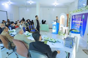 في أجواء علمية زاخرة بالأفكار الإبداعية، شهد قسم الهندسة المعمارية بجامعة العلوم والتكنولوجيا – إب صباح اليوم تدشين مناقشة مشاريع التخرج (1) لطلبة الدفعة التاسعة للعام الجامعي 1447هـ، والتي تمثل المرحلة الأولى من مشاريع التخرج النهائية في مسار الدراسات النظرية.

وقد افتتح الفعالية مدير فرع الجامعة الدكتور مكرم الجمالي بحضور رئيس قسم الهندسة المعمارية ورئيس لجنة المناقشة الدكتور علي درموش، وأعضاء لجنة المناقشة والتقييم المكونة من:

الأستاذ الدكتور مختار عبدالحفيظ العريقي – عضوًا ومشرفًا.
الأستاذ الدكتور أحمد عماد الأثوري – عضوًا مناقشًا.
م.م صادق عاطف – عضوًا مناقشًا.

وخلال الفعالية، قدّم الطلبة عروضًا علمية موجزة تضمنت أفكارًا معمارية مبتكرة تعالج قضايا مجتمعية وتنموية واقعية، وتهدف إلى تقديم حلول تصميمية تسهم في خدمة المجتمع والبيئة. وقد استمعت اللجنة إلى هذه العروض وناقشت الطلبة حول الجوانب البحثية والفنية، وقدمت ملاحظات علمية وتوصيات تطويرية من شأنها رفع جودة المشاريع وتحسين مخرجاتها النهائية.

وفي تصريح خاص، أوضح رئيس لجنة المناقشة الدكتور علي درموش أن هذه المرحلة من مناقشات مشاريع التخرج تأتي تمهيدًا للمناقشة النهائية التي ستُقام في نهاية الفصل الثاني من العام الدراسي 1447هـ الموافق 2025-2026م، مشيرًا إلى أن القسم يولي اهتمامًا كبيرًا بتطوير مهارات الطلبة البحثية والإبداعية لإعداد جيل معماري قادر على مواجهة تحديات الواقع العمراني.

كما أشادت اللجنة بالمستوى الأكاديمي للطلبة وجودة مشاريعهم، مؤكدة أن الجهود المشتركة بين الطلبة وأعضاء هيئة التدريس انعكست بشكل إيجابي على جودة الأفكار المقدمة، التي تميزت بالتنوع والعمق التصميمي والمعالجة الواقعية لمشكلات المجتمع.

الجدير بالذكر أن مناقشات مشاريع التخرج (1) ستستمر على مدى اليومين القادمين لبقية طلبة الدفعة التاسعة من قسم الهندسة المعمارية، ضمن جدول أكاديمي معد مسبقًا يهدف إلى تعزيز مهارات العرض والمناقشة لدى الطلبة، وتحسين مستوى المخرجات التعليمية.

وقد شهدت الفعالية حضورًا واسعًا من أعضاء هيئة التدريس والمهتمين بالشأن الأكاديمي، حيث حضر كل من:

الدكتور عمر شداد – عضو هيئة التدريس ومنسق الجودة بقسم الشريعة والقانون.
المهندس حمزة المجيدي – مدير العلاقات العامة والتسويق وعضو هيئة التدريس بقسم الهندسة المعمارية.
المهندس ردفان الصلاحي – عضو هيئة التدريس بالقسم.

كما حضر عدد من الأكاديميين والإداريين وأولياء أمور الطلبة الذين عبّروا عن فخرهم بمستوى أبنائهم وبالجهود الكبيرة التي تبذلها الجامعة لتخريج كفاءات مؤهلة تواكب متطلبات سوق العمل المعماري والهندسي.

وتؤكد جامعة العلوم والتكنولوجيا – إب من خلال هذه المناقشات على التزامها بتقديم تعليم جامعي متميز يجمع بين الجوانب النظرية والتطبيقية، ويعزز الإبداع المعماري والبحث العلمي في سبيل خدمة المجتمع وتنميته.