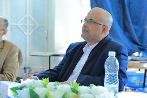 في أجواء علمية زاخرة بالأفكار الإبداعية، شهد قسم الهندسة المعمارية بجامعة العلوم والتكنولوجيا – إب صباح اليوم تدشين مناقشة مشاريع التخرج (1) لطلبة الدفعة التاسعة للعام الجامعي 1447هـ، والتي تمثل المرحلة الأولى من مشاريع التخرج النهائية في مسار الدراسات النظرية.

وقد افتتح الفعالية مدير فرع الجامعة الدكتور مكرم الجمالي بحضور رئيس قسم الهندسة المعمارية ورئيس لجنة المناقشة الدكتور علي درموش، وأعضاء لجنة المناقشة والتقييم المكونة من:

الأستاذ الدكتور مختار عبدالحفيظ العريقي – عضوًا ومشرفًا.
الأستاذ الدكتور أحمد عماد الأثوري – عضوًا مناقشًا.
م.م صادق عاطف – عضوًا مناقشًا.

وخلال الفعالية، قدّم الطلبة عروضًا علمية موجزة تضمنت أفكارًا معمارية مبتكرة تعالج قضايا مجتمعية وتنموية واقعية، وتهدف إلى تقديم حلول تصميمية تسهم في خدمة المجتمع والبيئة. وقد استمعت اللجنة إلى هذه العروض وناقشت الطلبة حول الجوانب البحثية والفنية، وقدمت ملاحظات علمية وتوصيات تطويرية من شأنها رفع جودة المشاريع وتحسين مخرجاتها النهائية.

وفي تصريح خاص، أوضح رئيس لجنة المناقشة الدكتور علي درموش أن هذه المرحلة من مناقشات مشاريع التخرج تأتي تمهيدًا للمناقشة النهائية التي ستُقام في نهاية الفصل الثاني من العام الدراسي 1447هـ الموافق 2025-2026م، مشيرًا إلى أن القسم يولي اهتمامًا كبيرًا بتطوير مهارات الطلبة البحثية والإبداعية لإعداد جيل معماري قادر على مواجهة تحديات الواقع العمراني.

كما أشادت اللجنة بالمستوى الأكاديمي للطلبة وجودة مشاريعهم، مؤكدة أن الجهود المشتركة بين الطلبة وأعضاء هيئة التدريس انعكست بشكل إيجابي على جودة الأفكار المقدمة، التي تميزت بالتنوع والعمق التصميمي والمعالجة الواقعية لمشكلات المجتمع.

الجدير بالذكر أن مناقشات مشاريع التخرج (1) ستستمر على مدى اليومين القادمين لبقية طلبة الدفعة التاسعة من قسم الهندسة المعمارية، ضمن جدول أكاديمي معد مسبقًا يهدف إلى تعزيز مهارات العرض والمناقشة لدى الطلبة، وتحسين مستوى المخرجات التعليمية.

وقد شهدت الفعالية حضورًا واسعًا من أعضاء هيئة التدريس والمهتمين بالشأن الأكاديمي، حيث حضر كل من:

الدكتور عمر شداد – عضو هيئة التدريس ومنسق الجودة بقسم الشريعة والقانون.
المهندس حمزة المجيدي – مدير العلاقات العامة والتسويق وعضو هيئة التدريس بقسم الهندسة المعمارية.
المهندس ردفان الصلاحي – عضو هيئة التدريس بالقسم.

كما حضر عدد من الأكاديميين والإداريين وأولياء أمور الطلبة الذين عبّروا عن فخرهم بمستوى أبنائهم وبالجهود الكبيرة التي تبذلها الجامعة لتخريج كفاءات مؤهلة تواكب متطلبات سوق العمل المعماري والهندسي.

وتؤكد جامعة العلوم والتكنولوجيا – إب من خلال هذه المناقشات على التزامها بتقديم تعليم جامعي متميز يجمع بين الجوانب النظرية والتطبيقية، ويعزز الإبداع المعماري والبحث العلمي في سبيل خدمة المجتمع وتنميته.