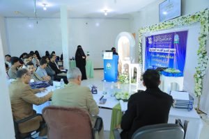 في أجواء علمية زاخرة بالأفكار الإبداعية، شهد قسم الهندسة المعمارية بجامعة العلوم والتكنولوجيا – إب صباح اليوم تدشين مناقشة مشاريع التخرج (1) لطلبة الدفعة التاسعة للعام الجامعي 1447هـ، والتي تمثل المرحلة الأولى من مشاريع التخرج النهائية في مسار الدراسات النظرية.

وقد افتتح الفعالية مدير فرع الجامعة الدكتور مكرم الجمالي بحضور رئيس قسم الهندسة المعمارية ورئيس لجنة المناقشة الدكتور علي درموش، وأعضاء لجنة المناقشة والتقييم المكونة من:

الأستاذ الدكتور مختار عبدالحفيظ العريقي – عضوًا ومشرفًا.
الأستاذ الدكتور أحمد عماد الأثوري – عضوًا مناقشًا.
م.م صادق عاطف – عضوًا مناقشًا.

وخلال الفعالية، قدّم الطلبة عروضًا علمية موجزة تضمنت أفكارًا معمارية مبتكرة تعالج قضايا مجتمعية وتنموية واقعية، وتهدف إلى تقديم حلول تصميمية تسهم في خدمة المجتمع والبيئة. وقد استمعت اللجنة إلى هذه العروض وناقشت الطلبة حول الجوانب البحثية والفنية، وقدمت ملاحظات علمية وتوصيات تطويرية من شأنها رفع جودة المشاريع وتحسين مخرجاتها النهائية.

وفي تصريح خاص، أوضح رئيس لجنة المناقشة الدكتور علي درموش أن هذه المرحلة من مناقشات مشاريع التخرج تأتي تمهيدًا للمناقشة النهائية التي ستُقام في نهاية الفصل الثاني من العام الدراسي 1447هـ الموافق 2025-2026م، مشيرًا إلى أن القسم يولي اهتمامًا كبيرًا بتطوير مهارات الطلبة البحثية والإبداعية لإعداد جيل معماري قادر على مواجهة تحديات الواقع العمراني.

كما أشادت اللجنة بالمستوى الأكاديمي للطلبة وجودة مشاريعهم، مؤكدة أن الجهود المشتركة بين الطلبة وأعضاء هيئة التدريس انعكست بشكل إيجابي على جودة الأفكار المقدمة، التي تميزت بالتنوع والعمق التصميمي والمعالجة الواقعية لمشكلات المجتمع.

الجدير بالذكر أن مناقشات مشاريع التخرج (1) ستستمر على مدى اليومين القادمين لبقية طلبة الدفعة التاسعة من قسم الهندسة المعمارية، ضمن جدول أكاديمي معد مسبقًا يهدف إلى تعزيز مهارات العرض والمناقشة لدى الطلبة، وتحسين مستوى المخرجات التعليمية.

وقد شهدت الفعالية حضورًا واسعًا من أعضاء هيئة التدريس والمهتمين بالشأن الأكاديمي، حيث حضر كل من:

الدكتور عمر شداد – عضو هيئة التدريس ومنسق الجودة بقسم الشريعة والقانون.
المهندس حمزة المجيدي – مدير العلاقات العامة والتسويق وعضو هيئة التدريس بقسم الهندسة المعمارية.
المهندس ردفان الصلاحي – عضو هيئة التدريس بالقسم.

كما حضر عدد من الأكاديميين والإداريين وأولياء أمور الطلبة الذين عبّروا عن فخرهم بمستوى أبنائهم وبالجهود الكبيرة التي تبذلها الجامعة لتخريج كفاءات مؤهلة تواكب متطلبات سوق العمل المعماري والهندسي.

وتؤكد جامعة العلوم والتكنولوجيا – إب من خلال هذه المناقشات على التزامها بتقديم تعليم جامعي متميز يجمع بين الجوانب النظرية والتطبيقية، ويعزز الإبداع المعماري والبحث العلمي في سبيل خدمة المجتمع وتنميته.