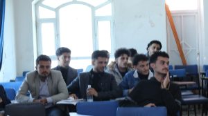 🔹 إب – جامعة العلوم والتكنولوجيا في إطار الخطة التدريبية السنوية لقسم الصيدلة، نظم طلبة المستوى الخامس بكلية الصيدلة – فرع جامعة العلوم والتكنولوجيا إب سمنارات علمية متميزة حول التدريب الميداني المهيكل 1، بحضور مدير فرع الجامعة الدكتور مكرم الجمالي، وعدد من أعضاء هيئة التدريس والإداريين. وجاءت هذه السمنارات العلمية تتويجًا لفترة التدريب العملي التي نفذها الطلبة في مصانع وشركات الأدوية بالعاصمة صنعاء، حيث اطلعوا عن قرب على خطوط إنتاج الدواء بمختلف أشكاله الدوائية مثل الأشربة، الأقراص، الكبسولات، التحاميل، الكريمات، والفِيالَات، وذلك ضمن تطبيقات مقرر التدريب الميداني المهيكل 1. وخلال السمنارات، ناقش الدكتور محمد البخيتي – مدرس المقرر والمشرف على التدريب – أداء الطلبة وما اكتسبوه من معرفة ميدانية خلال زياراتهم العلمية، حيث تطرق إلى مراحل تصنيع الأدوية، والاحتياطات والمعايير الواجب الالتزام بها في بيئة التصنيع الدوائي، إلى جانب الأجهزة والخطوط الإنتاجية المستخدمة في كل مرحلة، مع توضيح مزايا وعيوب كل منها. كما تناولت المناقشات موضوع الجودة النوعية ودور المختبرات المتخصصة في ضمان مطابقة الأدوية لمعايير دساتير الأدوية العالمية (Pharmacopoeias)، بالإضافة إلى مراحل البحث والتطوير التي تهدف إلى تحسين المنتج الدوائي ورفع كفاءته العلاجية. وأكد الدكتور محمد دماج – رئيس قسم الصيدلة – أن هذه السمنارات تأتي ضمن خطة القسم الهادفة إلى رفع كفاءة الطلبة وتنمية مهاراتهم التطبيقية وربط الجانب النظري بالواقع العملي داخل مصانع الأدوية. وأشار إلى حرص الكلية على إعداد خريج متميز قادر على المنافسة في مجال التصنيع الدوائي محليًا وإقليميًا. 🎓 من جانبهم، عبّر الطلبة عن استفادتهم الكبيرة من هذه السمنارات، مؤكدين أنها منحتهم فرصة واقعية لفهم آليات العمل داخل بيئة التصنيع الدوائي، وربط ما تعلموه أكاديميًا بالتطبيق العملي الميداني. 📸 حضر الفعالية كل من الدكتور محمد الحروي، والدكتورة رؤافة الشائع، وعدد من أعضاء هيئة التدريس والفنيين والإداريين بقسم الصيدلة.