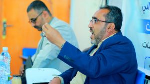 اختتام سمنارات التعريف بمقرر التدريب الميداني لطلبة الحاسبات بجامعة العلوم والتكنولوجيا-إب أختتم يوم الأحد7 / 12/ 2025م، سمنارات التعريف بمقرر التدريب الميداني لطلبة الحاسبات وتكنولوجيا المعلومات، برنامج تقنية المعلومات وبرنامج الأمن السيبراني والشبكات، في إطار الجهود المستمرة لتأهيل الطلبة للعمل في الميدان الطبيقي. وحضر اللقاء رئيس قسم الحاسبات الدكتور رضوان الديلمي، ورئيس لجنة المشاريع الدكتور فهد آل قاسم، حيث تم خلال السمنار التعريف بأهمية التدريب الميداني، وشروط واجراءاته، وتزويد الطلبة بالموارد واللوائح والتعليمات الخاصة بهذه المادة المهمة. ويعتبر مقرر التدريب الميداني إجباريًا لطلبة المستوى الثالث، حيث يقومون بالعمل في الميدان الطبيقي في العطلة المصاحبة لانتقالهم للمستوى الرابع. وأكد د.رضوان الديلمي على أهمية التدريب الميداني في تأهيل الطلاب للعمل في سوق العمل، مشيرًا إلى أن هذا المقرراط يساهم في تطوير مهارات الطلاب وزيادة فرصهم في الحصول على وظائف بعد التخرج. كما أجاب د. فهد آل قاسم على التساؤالات التي قدمها الطلبة، موضحًا التفاصيل المهمة المتعلقة بالقيام بالتدريب الميداني في الاجازة بين المستويين الثالث والرابع. ويأتي هذا السمنار في إطار الجهود المستمرة لتأهيل الطلاب للعمل في الميدان الطبيقي، وتعزيز قدراتهم ومهاراتهم العملية.