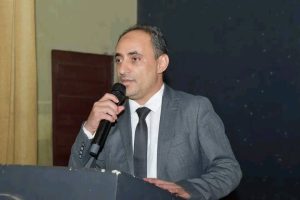 جامعة العلوم والتكنولوجيا بمحافظة إب ترعى حفل إشهار رابطة إب الأدبية .. ▪︎خاص .. إعلام فرع الجامعة ▪︎الخميس 27 نوفمبر 2025م برعاية وحضور مدير فرع جامعة العلوم والتكنولوجيا-إب الدكتور مكرم الجمالي، أقيم اليوم على قاعة المركز الثقافي بالمحافظة حفل إشهار رابطة إب الأدبية، وبحضور كوكبة من الأكاديميين والأدباء والشعراء وجمع غفير من المهتمين بالشأن الأدبي. وفي حفل الإشهار، عبر مدير فرع جامعة العلوم والتكنولوجيا بالمحافظة الدكتور مكرم الجمالي عن سعادته بالمشاركة في الفعالية التي وصفها بالاستثنائية، مؤكدًا أن الرابطة تتيح مساحة واسعة للكتّاب لاكتشاف ذواتهم وإبراز إنتاجهم الأدبي. وأشار الدكتور الجمالي إلى أن الجامعة تؤمن بأن دورها لا يقتصر على التعليم فقط، بل يمتد إلى رعاية المواهب ودعم الأنشطة الثقافية وتعزيز الوعي المجتمعي، مؤكداً استمرار التعاون مع الرابطة بما يعزز مسيرة الأدب في المحافظة. ولفت مدير فرع جامعة العلوم والتكنولوجيا بإب إلى أن الجامعة افتتحت مؤخراً برنامج الطب والجراحة كأول جامعة أهلية في المحافظة تفتح هذا التخصص، بالإضافة إلى انفرادها عن باقي الجامعات اليمنية الأهلية والحكومية بفتح برنامج التجسير، الذي يتيح لطلبة الدبلومات التأهيل واستكمال البكالوريوس في العديد من التخصصات منها، الصيدلة، المختبرات، القبالة، التمريض، مساعد طبيب، جرافكس، تقنية معلومات، أمن سيبراني، محاسبة، إدارة أعمال، لغة انجليزية. فيما أكد مدير مكتب الثقافة بالمحافظة الأستاذ عبدالحكيم مقبل، أن هذا الحدث الأدبي يأتي تتويجا لدور مكتب الثقافة في رعاية المبادرات الأدبية ودعمه للكيانات الثقافية التي تسعى لإبراز الإبداع الأدبي والفكري في إب واليمن عامة. وأشار مقبل إلى أن محافظة إب أنجبت رموزا أدبية بارزة كالشاعر عبدالعزيز المقالح والكاتب زيد مطيع دماج والأديب محمد الربادي، وما تزال تتدفق بالمعرفة والإبداع، لافتا إلى أن هذا الإشهار يمثل إنجازا أدبيا وثقافيا مهما للمحافظة، ونوه إلى أن مكتب الثقافة سيواصل دعم كافة الفعاليات الأدبية والثقافية للرابطة والكيانات الأخرى. من جانبه، عبر رئيس رابطة إب الأدبية الأديب علي احمد قاسم عن شكره لمكتب الثقافة وكافة الجهات الراعية والتي على رأسها فرع جامعة العلوم والتكنولوجيا بالمحافظة لحفل الاشهار، مؤكدًا أن احتفال اليوم هو احتفال بالفكر والثقافة والتراث والحرف، ودليل على الوعي الأدبي المتنامي لأبناء المحافظة. وأضاف، "أن الرابطة تسعى لترسيخ وحدة الحرف والكلمة وإبراز الصورة الثقافية المشرقة لليمن عمومًا ولإب على وجه الخصوص". بدوره استعرض القائم بأعمال الرابطة، زايد الشامي، أهداف الرابطة ورؤيتها ورسالتها، إلى جانب خططها المستقبلية التي تشمل تنفيذ فعاليات ثقافية وبرامج لاكتشاف المواهب وتنمية قدراتهم الأدبية وعلى هامش حفل الإشهار، كرّمت الرابطة الفائزين في المسابقة القصصية الثانية، حيث فازت بالمركز الأول مروة جمال مهدي عن قصة "وصايا وذباب"، وبراءة علي آل راجح بالمركز الأول مكرر عن قصة "الرجل الثلاثيني". كما حصلت ريحانة ياسر الرحبي على المركز الثاني عن قصة "خواء"، وأسماء الرحيل محمد الحجري على المركز الثاني مكرر عن قصة "وهن". وفازت تسبيح عبد ربه عباد بالمركز الثالث عن قصة "مشنقة الأمل"، وأشجان عبدالعزيز القادري بالمركز الثالث مكرر عن قصة "أصداء لم تُنسَ". تخلل الحفل، الذي حضره مدير فرع الجامعة الوطنية الدكتور حسان شريان، نائب عميد كلية الآداب بجامعة إب الدكتور علي بركات، مدير العلاقات والتسويق بفرع جامعة العلوم والتكنولوجيا-إب المهندس حمزة المجيدي، نائب مدير مكتب الثقافة الأستاذ خالد الكريزي، تكريم الداعمين الذين أسهموا في إنجاح هذه المبادرة الأدبية، وكذا توزيع كتاب "مسارج إب" كأول اصدارات الرابطة والقاء العديد من القصائد الشعرية.