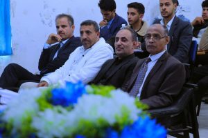 فعالية علمية في قسم الهندسة المعمارية 
بفرع جامعة العلوم والتكنولوجيا - إب ..
▪︎ الاحد 8 رجب 1447هجرية
▪︎ الموافق 28 ديسمبر 2025م
في إطار تعزيز الشراكة بين الجانب الأكاديمي وسوق العمل، نظم قسم الهندسة المعمارية بجامعة العلوم والتكنولوجيا فرع إب، وبالتعاون مع شركة سمارت للمصاعد والهندسة المحدودة، فعالية علمية تمثلت في ندوة متخصصة بعنوان: «المصاعد: أنواعها ومعايير تنفيذها وآلية صيانتها وإجراءات الأمن والسلامة»
أقيمت الفعالية صباح اليوم برعاية وحضور مدير فرع جامعة العلوم والتكنولوجيا-إب الدكتور مكرم الجمالي، نائب مدير فرع الجامعة الدكتور بدر الفرح، رئيس قسم الشؤون المالية والإدارية بالفرع الأستاذ أشرف سلام، في تأكيد واضح على أهمية مثل هذه الأنشطة العلمية التطبيقية في تطوير مخرجات التعليم الجامعي.
افتتح الفعالية رئيس قسم الهندسة المعمارية الدكتور علي درموش، مرحبًا بالحضور من إدارة فرع الجامعة، ومن ممثلي شركة سمارت، وأعضاء الهيئة الأكاديمية، وطلبة القسم. وأكد خلال كلمته على أهمية ربط الجانب النظري بالتطبيق العملي، واطلاع الطلبة على أحدث الممارسات والمعايير المهنية في المجالات المرتبطة بالهندسة المعمارية، وعلى رأسها أنظمة المصاعد في المباني الحديثة.
وخلال الفعالية، استعرض المدير الفني بالشركة المهندس أسامة الجماعي البرنامج العام للندوة ومحاورها الرئيسة، متحدثًا عن الأهمية المتزايدة لأنظمة المصاعد في سوق العمل، ودورها المحوري في المشاريع المعمارية، لا سيما في المباني متعددة الطوابق، مع التأكيد على ضرورة الالتزام بالمعايير الفنية والهندسية المعتمدة لضمان الجودة والسلامة.
من جانبه، قدم الندوة مسؤول الصيانة والتشغيل للمصاعد في الشركة المهندس باسم الجماعي، حيث تناول بشكل مفصل انواع المصاعد واستخدامات كل نوع، ومعايير تنفيذ المصاعد وفق الاشتراطات الهندسية المعتمدة، وآلية الصيانة الدورية وأهميتها في إطالة عمر المصعد وضمان كفاءته، وإجراءات وطرق الأمن والسلامة الواجب اتباعها لحماية المستخدمين وتقليل المخاطر.
واستُكملت الندوة بورشة نقاش مفتوحة، أُتيح خلالها المجال لطلبة قسم الهندسة المعمارية لطرح أسئلتهم واستفساراتهم، حيث تمت الإجابة عليها بشكل وافٍ وتفصيلي، ما أسهم في إثراء المعرفة التطبيقية لدى الطلبة وتعزيز فهمهم للجوانب العملية المرتبطة بتخصصهم.
شهدت الفعالية حضور فاعل من الدكتور عمر شداد رئيس قسم الشريعة والقانون، الدكتور إدريس العديني رئيس قسم العلوم الإدارية، المهندس حمزة المجيدي مدير العلاقات العامة والتسويق وعضو هيئة التدريس قسم الهندسة، وعدد من الكادر الأكاديمي بقسم الهندسة المعمارية أ.د أحمد عماد الأثوري، م.م صادق عاطف، م. جمال الشامي، م. منيب السياغي، ومن الكادر الإداري مسؤول الصيانة بالفرع أ. احمد الصامت، ومن القسم أ. عائشة درموش، إضافة إلى عدد كبير من طلبة القسم.
وفي ختام الندوة، أشاد الحاضرون بمستوى التنظيم والمحتوى العلمي المقدم، مؤكدين أهمية استمرار مثل هذه الفعاليات التي تسهم في تأهيل الطلبة أكاديميًا ومهنيًا، وتعزز من جسور التعاون بين الجامعة والقطاع الخاص، بما يواكب متطلبات سوق العمل ويخدم العملية التعليمية.