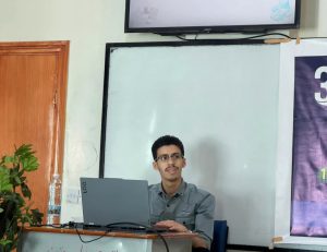 قسم الصيدلة ينظم مناقشة برنامج التدريب الميداني المهيكل (1) لطلبة المستوى الرابع صيدلة بجامعة العلوم والتكنولوجيا فرع إب.

في إطار حرص الجامعة المستمر على تعزيز الجانب التطبيقي وربط المخرجات التعليمية بمتطلبات سوق العمل،نظم قسم الصيدلة بجامعة العلوم والتكنولوجيا فرع إب جلسات مناقشة التدريب الميداني المهيكل (1) لطلبة المستوى الرابع صيدلة.

وذلك بحضور رئيس قسم الصيدلة الدكتور محمد دماج، ومن اعضاء هيئة التدريس بقسم الصيدلة الدكتور محمد البخيتي، الدكتور محمد الحروي، إلى جانب عدد من منتسبي القسم من اكاديميين واداريين وطلبة.

وقد جاءت هذه المناقشات ضمن خطة القسم الأكاديمية الهادفة إلى تقييم مخرجات التدريب العملي للطلبة، وقياس مدى استفادتهم من فترة التدريب الميداني داخل المؤسسات الصحية والصيدلانية، بما يعزز من جاهزيتهم المهنية قبل التخرج والانخراط في سوق العمل.

وخلال المناقشة، استعرض الطلبة تجاربهم التدريبية، والمهارات العملية التي اكتسبوها في مجالات صرف الأدوية، وإدارة الصيدليات، والتعامل مع الوصفات الطبية، إضافة إلى التعرف على أنظمة الجودة والسلامة الدوائية، وأخلاقيات المهنة، والتواصل الفعال مع المرضى والكوادر الطبية.

كما ركزت المناقشات على تقييم تقارير التدريب المقدمة من الطلبة، والتي تضمنت تحليلاً علمياً وعملياً للتحديات التي واجهوها خلال فترة التدريب، والحلول المهنية التي تم تطبيقها، إضافة إلى عرض حالات دراسية تطبيقية تعكس مستوى التأهيل العلمي والمهني الذي وصل إليه الطلبة.

وفي كلمة له خلال المناقشة، أكد رئيس قسم الصيدلة الدكتور محمد دماج أن القسم يولي اهتماماً كبيراً بالتدريب العملي، باعتباره مكملاً أساسياً للعملية التعليمية، مؤكداً أن التدريب الميداني المهيكل يهدف إلى إعداد الطالب علمياً ومهنياً وفق أحدث المعايير الأكاديمية والمهنية في المجال الصيدلاني.

وأشار إلى أن القسم يعمل بشكل مستمر على تطوير محتوى التدريب الميداني بما يتواكب مع التطورات العلمية في مجال الصناعات الدوائية والخدمات الصيدلانية، وبما يعزز من قدرة الطلبة على المنافسة في سوق العمل محلياً وإقليمياً.

كما عبّر عن فخره بالمستوى الذي ظهر به الطلبة خلال المناقشات، سواء من حيث العرض العلمي أو التحليل العملي للتجارب التدريبية.

وفي ختام جلسات المناقشة، عبّر الطلبة عن سعادتهم بما اكتسبوه من خبرات عملية خلال فترة التدريب، مؤكدين أن التدريب الميداني أسهم بشكل كبير في تعزيز ثقتهم بأنفسهم وتأهيلهم للعمل المهني بعد التخرج.

تأتي هذه الفعالية ضمن جهود الجامعة المستمرة في تطوير العملية التعليمية، وتعزيز التكامل بين التعليم الأكاديمي والتطبيق العملي، بما يسهم في إعداد كوادر صيدلانية مؤهلة قادرة على خدمة المجتمع والقطاع الصحي بكفاءة واقتدار.