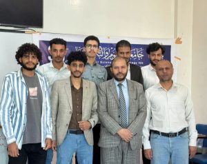قسم الصيدلة ينظم مناقشة برنامج التدريب الميداني المهيكل (1) لطلبة المستوى الرابع صيدلة بجامعة العلوم والتكنولوجيا فرع إب.

في إطار حرص الجامعة المستمر على تعزيز الجانب التطبيقي وربط المخرجات التعليمية بمتطلبات سوق العمل،نظم قسم الصيدلة بجامعة العلوم والتكنولوجيا فرع إب جلسات مناقشة التدريب الميداني المهيكل (1) لطلبة المستوى الرابع صيدلة.

وذلك بحضور رئيس قسم الصيدلة الدكتور محمد دماج، ومن اعضاء هيئة التدريس بقسم الصيدلة الدكتور محمد البخيتي، الدكتور محمد الحروي، إلى جانب عدد من منتسبي القسم من اكاديميين واداريين وطلبة.

وقد جاءت هذه المناقشات ضمن خطة القسم الأكاديمية الهادفة إلى تقييم مخرجات التدريب العملي للطلبة، وقياس مدى استفادتهم من فترة التدريب الميداني داخل المؤسسات الصحية والصيدلانية، بما يعزز من جاهزيتهم المهنية قبل التخرج والانخراط في سوق العمل.

وخلال المناقشة، استعرض الطلبة تجاربهم التدريبية، والمهارات العملية التي اكتسبوها في مجالات صرف الأدوية، وإدارة الصيدليات، والتعامل مع الوصفات الطبية، إضافة إلى التعرف على أنظمة الجودة والسلامة الدوائية، وأخلاقيات المهنة، والتواصل الفعال مع المرضى والكوادر الطبية.

كما ركزت المناقشات على تقييم تقارير التدريب المقدمة من الطلبة، والتي تضمنت تحليلاً علمياً وعملياً للتحديات التي واجهوها خلال فترة التدريب، والحلول المهنية التي تم تطبيقها، إضافة إلى عرض حالات دراسية تطبيقية تعكس مستوى التأهيل العلمي والمهني الذي وصل إليه الطلبة.

وفي كلمة له خلال المناقشة، أكد رئيس قسم الصيدلة الدكتور محمد دماج أن القسم يولي اهتماماً كبيراً بالتدريب العملي، باعتباره مكملاً أساسياً للعملية التعليمية، مؤكداً أن التدريب الميداني المهيكل يهدف إلى إعداد الطالب علمياً ومهنياً وفق أحدث المعايير الأكاديمية والمهنية في المجال الصيدلاني.

وأشار إلى أن القسم يعمل بشكل مستمر على تطوير محتوى التدريب الميداني بما يتواكب مع التطورات العلمية في مجال الصناعات الدوائية والخدمات الصيدلانية، وبما يعزز من قدرة الطلبة على المنافسة في سوق العمل محلياً وإقليمياً.

كما عبّر عن فخره بالمستوى الذي ظهر به الطلبة خلال المناقشات، سواء من حيث العرض العلمي أو التحليل العملي للتجارب التدريبية.

وفي ختام جلسات المناقشة، عبّر الطلبة عن سعادتهم بما اكتسبوه من خبرات عملية خلال فترة التدريب، مؤكدين أن التدريب الميداني أسهم بشكل كبير في تعزيز ثقتهم بأنفسهم وتأهيلهم للعمل المهني بعد التخرج.

تأتي هذه الفعالية ضمن جهود الجامعة المستمرة في تطوير العملية التعليمية، وتعزيز التكامل بين التعليم الأكاديمي والتطبيق العملي، بما يسهم في إعداد كوادر صيدلانية مؤهلة قادرة على خدمة المجتمع والقطاع الصحي بكفاءة واقتدار.
