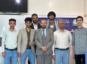 قسم الصيدلة ينظم مناقشة برنامج التدريب الميداني المهيكل (1) لطلبة المستوى الرابع صيدلة بجامعة العلوم والتكنولوجيا فرع إب.

في إطار حرص الجامعة المستمر على تعزيز الجانب التطبيقي وربط المخرجات التعليمية بمتطلبات سوق العمل،نظم قسم الصيدلة بجامعة العلوم والتكنولوجيا فرع إب جلسات مناقشة التدريب الميداني المهيكل (1) لطلبة المستوى الرابع صيدلة.

وذلك بحضور رئيس قسم الصيدلة الدكتور محمد دماج، ومن اعضاء هيئة التدريس بقسم الصيدلة الدكتور محمد البخيتي، الدكتور محمد الحروي، إلى جانب عدد من منتسبي القسم من اكاديميين واداريين وطلبة.

وقد جاءت هذه المناقشات ضمن خطة القسم الأكاديمية الهادفة إلى تقييم مخرجات التدريب العملي للطلبة، وقياس مدى استفادتهم من فترة التدريب الميداني داخل المؤسسات الصحية والصيدلانية، بما يعزز من جاهزيتهم المهنية قبل التخرج والانخراط في سوق العمل.

وخلال المناقشة، استعرض الطلبة تجاربهم التدريبية، والمهارات العملية التي اكتسبوها في مجالات صرف الأدوية، وإدارة الصيدليات، والتعامل مع الوصفات الطبية، إضافة إلى التعرف على أنظمة الجودة والسلامة الدوائية، وأخلاقيات المهنة، والتواصل الفعال مع المرضى والكوادر الطبية.

كما ركزت المناقشات على تقييم تقارير التدريب المقدمة من الطلبة، والتي تضمنت تحليلاً علمياً وعملياً للتحديات التي واجهوها خلال فترة التدريب، والحلول المهنية التي تم تطبيقها، إضافة إلى عرض حالات دراسية تطبيقية تعكس مستوى التأهيل العلمي والمهني الذي وصل إليه الطلبة.

وفي كلمة له خلال المناقشة، أكد رئيس قسم الصيدلة الدكتور محمد دماج أن القسم يولي اهتماماً كبيراً بالتدريب العملي، باعتباره مكملاً أساسياً للعملية التعليمية، مؤكداً أن التدريب الميداني المهيكل يهدف إلى إعداد الطالب علمياً ومهنياً وفق أحدث المعايير الأكاديمية والمهنية في المجال الصيدلاني.

وأشار إلى أن القسم يعمل بشكل مستمر على تطوير محتوى التدريب الميداني بما يتواكب مع التطورات العلمية في مجال الصناعات الدوائية والخدمات الصيدلانية، وبما يعزز من قدرة الطلبة على المنافسة في سوق العمل محلياً وإقليمياً.

كما عبّر عن فخره بالمستوى الذي ظهر به الطلبة خلال المناقشات، سواء من حيث العرض العلمي أو التحليل العملي للتجارب التدريبية.

وفي ختام جلسات المناقشة، عبّر الطلبة عن سعادتهم بما اكتسبوه من خبرات عملية خلال فترة التدريب، مؤكدين أن التدريب الميداني أسهم بشكل كبير في تعزيز ثقتهم بأنفسهم وتأهيلهم للعمل المهني بعد التخرج.

تأتي هذه الفعالية ضمن جهود الجامعة المستمرة في تطوير العملية التعليمية، وتعزيز التكامل بين التعليم الأكاديمي والتطبيق العملي، بما يسهم في إعداد كوادر صيدلانية مؤهلة قادرة على خدمة المجتمع والقطاع الصحي بكفاءة واقتدار.