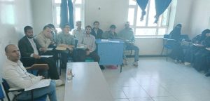 قسم الصيدلة ينظم مناقشة برنامج التدريب الميداني المهيكل (1) لطلبة المستوى الرابع صيدلة بجامعة العلوم والتكنولوجيا فرع إب.

في إطار حرص الجامعة المستمر على تعزيز الجانب التطبيقي وربط المخرجات التعليمية بمتطلبات سوق العمل،نظم قسم الصيدلة بجامعة العلوم والتكنولوجيا فرع إب جلسات مناقشة التدريب الميداني المهيكل (1) لطلبة المستوى الرابع صيدلة.

وذلك بحضور رئيس قسم الصيدلة الدكتور محمد دماج، ومن اعضاء هيئة التدريس بقسم الصيدلة الدكتور محمد البخيتي، الدكتور محمد الحروي، إلى جانب عدد من منتسبي القسم من اكاديميين واداريين وطلبة.

وقد جاءت هذه المناقشات ضمن خطة القسم الأكاديمية الهادفة إلى تقييم مخرجات التدريب العملي للطلبة، وقياس مدى استفادتهم من فترة التدريب الميداني داخل المؤسسات الصحية والصيدلانية، بما يعزز من جاهزيتهم المهنية قبل التخرج والانخراط في سوق العمل.

وخلال المناقشة، استعرض الطلبة تجاربهم التدريبية، والمهارات العملية التي اكتسبوها في مجالات صرف الأدوية، وإدارة الصيدليات، والتعامل مع الوصفات الطبية، إضافة إلى التعرف على أنظمة الجودة والسلامة الدوائية، وأخلاقيات المهنة، والتواصل الفعال مع المرضى والكوادر الطبية.

كما ركزت المناقشات على تقييم تقارير التدريب المقدمة من الطلبة، والتي تضمنت تحليلاً علمياً وعملياً للتحديات التي واجهوها خلال فترة التدريب، والحلول المهنية التي تم تطبيقها، إضافة إلى عرض حالات دراسية تطبيقية تعكس مستوى التأهيل العلمي والمهني الذي وصل إليه الطلبة.

وفي كلمة له خلال المناقشة، أكد رئيس قسم الصيدلة الدكتور محمد دماج أن القسم يولي اهتماماً كبيراً بالتدريب العملي، باعتباره مكملاً أساسياً للعملية التعليمية، مؤكداً أن التدريب الميداني المهيكل يهدف إلى إعداد الطالب علمياً ومهنياً وفق أحدث المعايير الأكاديمية والمهنية في المجال الصيدلاني.

وأشار إلى أن القسم يعمل بشكل مستمر على تطوير محتوى التدريب الميداني بما يتواكب مع التطورات العلمية في مجال الصناعات الدوائية والخدمات الصيدلانية، وبما يعزز من قدرة الطلبة على المنافسة في سوق العمل محلياً وإقليمياً.

كما عبّر عن فخره بالمستوى الذي ظهر به الطلبة خلال المناقشات، سواء من حيث العرض العلمي أو التحليل العملي للتجارب التدريبية.

وفي ختام جلسات المناقشة، عبّر الطلبة عن سعادتهم بما اكتسبوه من خبرات عملية خلال فترة التدريب، مؤكدين أن التدريب الميداني أسهم بشكل كبير في تعزيز ثقتهم بأنفسهم وتأهيلهم للعمل المهني بعد التخرج.

تأتي هذه الفعالية ضمن جهود الجامعة المستمرة في تطوير العملية التعليمية، وتعزيز التكامل بين التعليم الأكاديمي والتطبيق العملي، بما يسهم في إعداد كوادر صيدلانية مؤهلة قادرة على خدمة المجتمع والقطاع الصحي بكفاءة واقتدار.