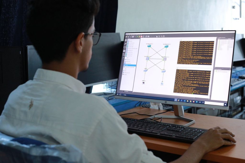 برنامج بكالوريوس تقنية المعلومات مميزات البرنامج – خطة دراسية أعدت على أحدث المستويات العلمية والأكاديمية مواكبة للحداثة المستمرة. – الخطط الدراسية بنظام الساعات تمكن الطالب من التخرج في ثلاث أو أربع سنوات لإنجاز البكالوريوس . – كادر أكاديمي متخصص في الكلية يعمل على رفع مستوى التعليم وتحسين مخرجاته . – الدراسة باللغة العربية أو باللغة الإنجليزية في برنامج تقنية المعلومات. – توفر مختبرات الحاسوب الخاصة بالقسم بأرقى المواصفات وبأحدث البرامج التطبيقية لتدريسها في العديد من مقررات هذا التخصص. – تخصص واسع ومطلوب في كل المؤسسات مهما تنوع نشاطها. – مناهج حديثة تواكب المناهج في أرقى الجامعات الإقليمية والدولية ووفق المقاييس والمعايير المعتمدة دوليا. – توفر مكتبة واسعة تحتوي على قسم خاص من الكتب والمراجع الحديثة والدوريات العربية والأجنبية في مجال تقنية المعلومات . – استخدام وسائل وأساليب تدريس حديثة ومتنوعة تزيد من قدرات الطالب على التفكير والتحليل والإبداع في مجال تقنية المعلومات . – تأهيل وإعداد خريجين قادرين على الإنجاز في العديد من وظائف إدارة التقنية وتطويرها على حد سواء تبعاُ لمعايير الجودة الأكاديمية محلياً وعالمياُ. – يسعى البرنامج إلى تضمين العديد من الدورات التخصصية التي تثري التخصص. تخصصات البرنامج بكالوريوس تقنية المعلومات أهداف البرنامج – إعداد وتخريج طلبة ذوي قدرة في استخدام أحدث أدوات تكنولوجيا المعلومات بكفاءة عالية و مهنية متميزة بقدر عالٍ من الإبداع والتعاون والأخلاق. – تدريب الطلبة على العمل الجماعي و البحوث التطبيقية والإبداع الابتكاري الفني وتدعيم أنماط التعليم الإلكترونى المستمر . – المساهمة في تزويد سوق العمل المحلي والإقليمي باحتياجاته من الكوادر المتخصصة في هذا المجال الهام و تفعيل دور القسم كبيت خبرة متكامل في مجالات تقنية المعلومات المختلفة بما فيها علم البيانات التطبيقي و الحوسبة السحابية . – تنفيذ الدراسات والبحوث العلمية التي يتطلبها سوق العمل والمشاركة في تقديم حلول فعالة لمشكلات المجتمع بهدف الدفع بعجلة التنمية . – تطبيق الحلول التقنية الحديثة الملائمة لاحتياج المجتمع و المساهمة في رقيه وتطوره بغرض اللحاق بركب المجتمعات الرائدة. الفرص الوظيفية أمام خريجي البرنامج – مدير تنفيذي لتقنية المعلومات. – مهندس تقنية المعلومات. – مستشار تقنية معلومات. – مطور نظم معلومات . – مدير قواعد البيانات. – محلل ومصمم نظم. – مدير ومصمم مواقع. – مدير أمن المعلومات. – مدير مشاريع تقنية المعلومات. – مدير شبكات. – مدير الدعم والصيانة لتكنولوجيا المعلومات. – أكاديمي و باحث في مجال تقنية المعلومات.