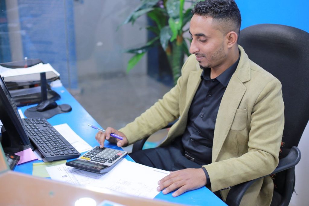 برنامج بكالوريوس المحاسبة

يهتم برنامج المحاسبة بنوعية وجودة التعليم المحاسبي النظري والعملي الذي يؤدي إلى إكساب طلبة القسم مهارات محاسبية عالية وفقاً لمتطلبات أحدث المعايير الدولية التي تحكم وتنظم العملية المحاسبية في منظمات الإدارة العامة ومنظمات الأعمال.

فرص العمل:

هناك العديد من فرص العمل لخريجي قسم المحاسبة منها:

– مزاولة مهنة المحاسبة والمراجعة بصفة مستقلة أو في القطاعين العام والخاص.

– القيام بأعمال الاستشارات المالية ودراسات الجدوى والتقييم الاقتصادي للمشروعات.

– العمل في الإدارات المختلفة بالمؤسسات المالية (بنوك ، تأمين ، استثمار ، بورصات)

– الوظائف الإشرافية على الأعمال المحاسبية والتدقيق المحاسبي.

– الفرص المتاحة للعمل في مختلف النشاطات الأخرى مثل المخازن والمشتريات والمبيعات والتدريب والأجور والمعاشات والإحصاء في جميع المؤسسات.