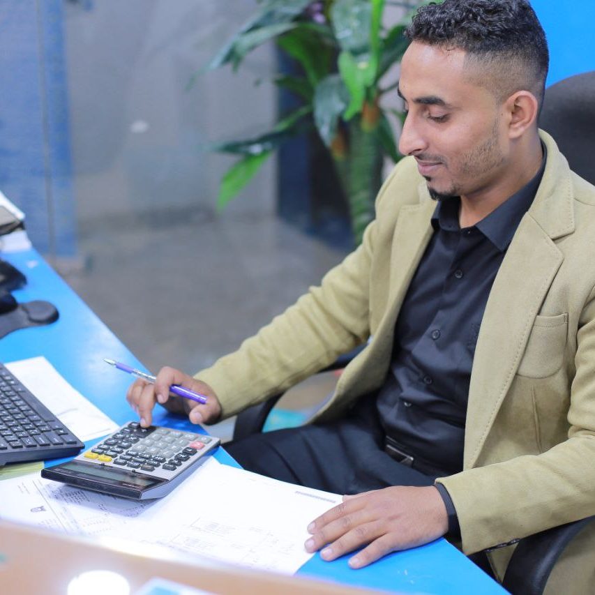 برنامج بكالوريوس المحاسبة برنامج بكالوريوس المحاسبة يهتم برنامج المحاسبة بنوعية وجودة التعليم المحاسبي النظري والعملي الذي يؤدي إلى إكساب طلبة القسم مهارات محاسبية عالية وفقاً لمتطلبات أحدث المعايير الدولية التي تحكم وتنظم العملية المحاسبية في منظمات الإدارة العامة ومنظمات الأعمال. فرص العمل: هناك العديد من فرص العمل لخريجي قسم المحاسبة منها: – مزاولة مهنة المحاسبة والمراجعة بصفة مستقلة أو في القطاعين العام والخاص. – القيام بأعمال الاستشارات المالية ودراسات الجدوى والتقييم الاقتصادي للمشروعات. – العمل في الإدارات المختلفة بالمؤسسات المالية (بنوك ، تأمين ، استثمار ، بورصات) – الوظائف الإشرافية على الأعمال المحاسبية والتدقيق المحاسبي. – الفرص المتاحة للعمل في مختلف النشاطات الأخرى مثل المخازن والمشتريات والمبيعات والتدريب والأجور والمعاشات والإحصاء في جميع المؤسسات.