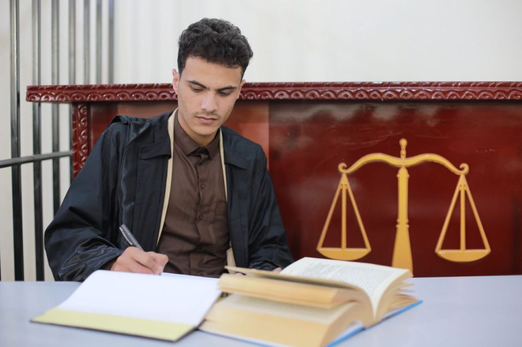 برنامج بكالوريوس الشريعة والقانون
الرؤية:

أن يحقق قسم الشريعة والقانون الريادة والتميز محلياً وإقليمياً في مجال العلوم الشرعية والقانونية.

الرسالة:

يسعى قسم الشريعة والقانون الى تقديم خدمة تعليمية واستشارية متميزة في مجال الشريعة والقانون، من خلال كادر أكاديمي متخصص، وبرامج ومناهج متطورة، تلبي متطلبات المجتمع واحتياجات سوق العمل محليا وإقليميا، مستخدمين أحدث الأساليب التعليمية وفقا المعايير الجودة والاعتماد الأكاديمي.

الأهداف :
تمكين الطلاب من الإلمام بالمعارف الأساسية في مجال العلوم الشرعية والقانونية التى تمكنهم من العمل في مختلف المجالات القانونية.
تهيئة المناخ العلمي المناسب للإبداع في العلوم الشرعية والقانونية بما يسهم في تخريج كوادر كفئة ومدربة على ممارسة الاعمال القانونية والشرعية باقتدار.
تنمية المهارات التحليلية والبحثية والفكرية لطلبة الشريعة والقانون بما يخدم البحث العلمي في مجال التخصص.
الربط الوثيق بين النظرية والتطبيق بما يضمن الاستفادة من المخرجات التعليمية في الواقع القانوني الفعلي.
الاسهام الفعال في نشر وتطوير الثقافة القانونية في المجتمع من خلال المحاضرات والندوات في مجال العلوم الشرعية والقانونية لمختلف المؤسسات الحكومية وغير الحكومية.
رسالة البرنامج:   

يسعى برنامج الشريعة والقانون، بجامعة العلوم والتكنولوجيا، إلى تخريج كوادر مؤهلة مزودة بالمعارف والمهارات وتقديم الخدمات البحثية والاستشارية في مجال الشريعة والقانون، بما يلبي احتياجات سوق العمل، وخدمة المجتمع، من خلال كادر أكاديمي كفؤ ومنهج متطور وبيئة تعليمية متميزة؛ مستخدمين الوسائل والتقنيات التعليمية الحديثة وفقاً لمعايير ضمان الجودة والاعتماد الأكاديمي.

اهداف البرنامج:   
إكساب الطالب المعارف والمهارات في العلوم الشرعية والقانونية.
تزويد الطالب بالمهارات العملية التي تمكنه من العمل في مختلف المجالات القانونية.
تمكين الطالب من مهارات التحليل والنقد على أسس علمية ومهنية في مجال الشريعة والقانون.
تخريج كوادر قانونية مؤهلة علمياً ومهارياً متحلية بأخلاقيات المهنة.
إكساب الطالب المهارات الفنية في تقديم الاستشارات ومهارات البحث العلمي بما يحقق احتياجات سوق العمل وخدمة المجتمع.
مواصفات الخريج :
مراعاة القيم والمبادئ الإسلامية ومتحلياً بأخلاق المهنة في حياته العملية.
لديه معرفة واسعة بالعلوم القانونية النظرية والتطبيقية.
القدرة على تحليل القواعد والنصوص القانونية والاحكام القضائية.
القدرة على كتابة الأوراق البحثية والعقود والمذكرات والعرائض بأسلوب علمي.
قادر على استخلاص الحلول للموضوعات القانونية التي يفرزها الواقع العملي.
يمتلك روح المبادرة والعمل الجماعي.
القدرة على الترافع امام الهيئات القضائية بمختلف درجاتها وانواعها.
القدرة على ان يقدم الاستشارات القانونية لمختلف الجهات.
لديه القدرة على استخدام وسائل التكنولوجيا الحديثة في مجال عمله.
القدرة على التمييز بين الإجراءات القانونية والقضائية للهيئات المختلفة.
لديه مهارة التواصل والاقناع في سبيل الوصول الى الحقيقة.
مخرجات البرنامج:
يظهر المعرفة والفهم بالنظريات والمبادئ الشرعية والقانونية.
يشرح مصادر الفقه الإسلامي، ومراحل تطور القانون، بمعرفة العوامل المؤثرة فيه.
يبين شروط وضوابط إعمال وتطبيق الأحكام الشرعية والقواعد القانونية.
يصف المبادئ والأسس التي يقوم عليها النظام القانوني اليمني.
يحدد القواعد القانونية الموضوعية والإجرائية، للحصول على الحق وحمايته.
يحلل النصوص الشرعية والقانونية بمهارة.
يصبغ الوصف القانوني على الوقائع المعروضة عليه وفق القواعد العامة للتكييف الشرعي والقانوني.
يستنبط الأحكام الشرعية والقانونية للمشكلات التي يظهرها الواقع العملي.
يقيم الأنظمة والإجراءات والحلول القانونية لاختيار ما يتناسب منها مع القضايا المعاصرة.
يوظف المعارف والمهارات المكتسبة في معالجة القضايا المعروضة عليه.
يصيغ المحاضر والعقود والعرائض والمذكرات القانونية، وفق قواعد الصياغة القانونية.
يترافع أمام مختلف الهيئات القضائية وهيئات التحكيم، بمهارة..
يقدم الاستشارات القانونية في القضايا المعروضة عليه بمهنية.
يستخدم قواعد البحث العلمي في إعداد الأوراق البحثية في مجال العلوم الشرعية والقانونية
يعمل بروح الفريق في مجموعات العمل القانوني مراعياً المعايير الأخلاقية والمهنية
يتواصل بفاعلية مع الجهات والأفراد ذوو العلاقة بما يمثل خدمة للمجتمع.
يستخدم التقنيات الحديثة في تنمية معارفه وقدراته العلمية والمهنية، لتحقيق أفضل الممارسات المهنية في مجال التخصص .