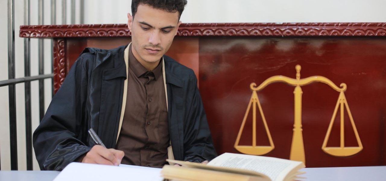 برنامج بكالوريوس الشريعة والقانون الرؤية: أن يحقق قسم الشريعة والقانون الريادة والتميز محلياً وإقليمياً في مجال العلوم الشرعية والقانونية. الرسالة: يسعى قسم الشريعة والقانون الى تقديم خدمة تعليمية واستشارية متميزة في مجال الشريعة والقانون، من خلال كادر أكاديمي متخصص، وبرامج ومناهج متطورة، تلبي متطلبات المجتمع واحتياجات سوق العمل محليا وإقليميا، مستخدمين أحدث الأساليب التعليمية وفقا المعايير الجودة والاعتماد الأكاديمي. الأهداف : تمكين الطلاب من الإلمام بالمعارف الأساسية في مجال العلوم الشرعية والقانونية التى تمكنهم من العمل في مختلف المجالات القانونية. تهيئة المناخ العلمي المناسب للإبداع في العلوم الشرعية والقانونية بما يسهم في تخريج كوادر كفئة ومدربة على ممارسة الاعمال القانونية والشرعية باقتدار. تنمية المهارات التحليلية والبحثية والفكرية لطلبة الشريعة والقانون بما يخدم البحث العلمي في مجال التخصص. الربط الوثيق بين النظرية والتطبيق بما يضمن الاستفادة من المخرجات التعليمية في الواقع القانوني الفعلي. الاسهام الفعال في نشر وتطوير الثقافة القانونية في المجتمع من خلال المحاضرات والندوات في مجال العلوم الشرعية والقانونية لمختلف المؤسسات الحكومية وغير الحكومية. رسالة البرنامج:    يسعى برنامج الشريعة والقانون، بجامعة العلوم والتكنولوجيا، إلى تخريج كوادر مؤهلة مزودة بالمعارف والمهارات وتقديم الخدمات البحثية والاستشارية في مجال الشريعة والقانون، بما يلبي احتياجات سوق العمل، وخدمة المجتمع، من خلال كادر أكاديمي كفؤ ومنهج متطور وبيئة تعليمية متميزة؛ مستخدمين الوسائل والتقنيات التعليمية الحديثة وفقاً لمعايير ضمان الجودة والاعتماد الأكاديمي. اهداف البرنامج:    إكساب الطالب المعارف والمهارات في العلوم الشرعية والقانونية. تزويد الطالب بالمهارات العملية التي تمكنه من العمل في مختلف المجالات القانونية. تمكين الطالب من مهارات التحليل والنقد على أسس علمية ومهنية في مجال الشريعة والقانون. تخريج كوادر قانونية مؤهلة علمياً ومهارياً متحلية بأخلاقيات المهنة. إكساب الطالب المهارات الفنية في تقديم الاستشارات ومهارات البحث العلمي بما يحقق احتياجات سوق العمل وخدمة المجتمع. مواصفات الخريج : مراعاة القيم والمبادئ الإسلامية ومتحلياً بأخلاق المهنة في حياته العملية. لديه معرفة واسعة بالعلوم القانونية النظرية والتطبيقية. القدرة على تحليل القواعد والنصوص القانونية والاحكام القضائية. القدرة على كتابة الأوراق البحثية والعقود والمذكرات والعرائض بأسلوب علمي. قادر على استخلاص الحلول للموضوعات القانونية التي يفرزها الواقع العملي. يمتلك روح المبادرة والعمل الجماعي. القدرة على الترافع امام الهيئات القضائية بمختلف درجاتها وانواعها. القدرة على ان يقدم الاستشارات القانونية لمختلف الجهات. لديه القدرة على استخدام وسائل التكنولوجيا الحديثة في مجال عمله. القدرة على التمييز بين الإجراءات القانونية والقضائية للهيئات المختلفة. لديه مهارة التواصل والاقناع في سبيل الوصول الى الحقيقة. مخرجات البرنامج: يظهر المعرفة والفهم بالنظريات والمبادئ الشرعية والقانونية. يشرح مصادر الفقه الإسلامي، ومراحل تطور القانون، بمعرفة العوامل المؤثرة فيه. يبين شروط وضوابط إعمال وتطبيق الأحكام الشرعية والقواعد القانونية. يصف المبادئ والأسس التي يقوم عليها النظام القانوني اليمني. يحدد القواعد القانونية الموضوعية والإجرائية، للحصول على الحق وحمايته. يحلل النصوص الشرعية والقانونية بمهارة. يصبغ الوصف القانوني على الوقائع المعروضة عليه وفق القواعد العامة للتكييف الشرعي والقانوني. يستنبط الأحكام الشرعية والقانونية للمشكلات التي يظهرها الواقع العملي. يقيم الأنظمة والإجراءات والحلول القانونية لاختيار ما يتناسب منها مع القضايا المعاصرة. يوظف المعارف والمهارات المكتسبة في معالجة القضايا المعروضة عليه. يصيغ المحاضر والعقود والعرائض والمذكرات القانونية، وفق قواعد الصياغة القانونية. يترافع أمام مختلف الهيئات القضائية وهيئات التحكيم، بمهارة.. يقدم الاستشارات القانونية في القضايا المعروضة عليه بمهنية. يستخدم قواعد البحث العلمي في إعداد الأوراق البحثية في مجال العلوم الشرعية والقانونية يعمل بروح الفريق في مجموعات العمل القانوني مراعياً المعايير الأخلاقية والمهنية يتواصل بفاعلية مع الجهات والأفراد ذوو العلاقة بما يمثل خدمة للمجتمع. يستخدم التقنيات الحديثة في تنمية معارفه وقدراته العلمية والمهنية، لتحقيق أفضل الممارسات المهنية في مجال التخصص .