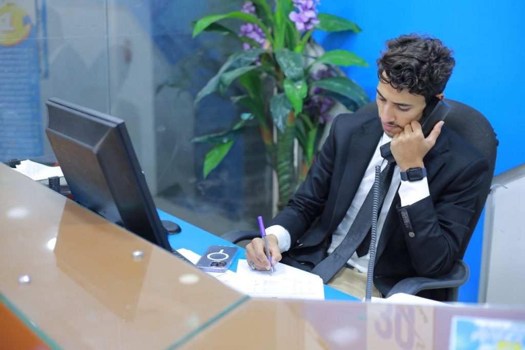 برنامج بكالوريوس إدارة الأعمال رسالة البرنامج: يسعى البرنامج لإعداد وتأهيل المتخصصين في ادارة الأعمال، وتبني المبادرات والمشروعات الريادية وفقا لمعايير الجودة والاعتماد الأكاديمي وتشجيع روح الإبداع والابتكار لدى الطلبة، من خلال كادر مؤهل ومناهج متطورة وبيئية تعليمية وتكنولوجية محفزة. أهداف البرنامج: – تطوير معارف الطلبة ذات الصلة بمجالات إدارة الأعمال. – اكساب الطلبة المهارات الإدارية الأساسية ومهارات صناعة القرار لممارسة وظائف وأنشطة المنظمة بكفاءة وفاعلية. – تشجيع روح الإبداع والابتكار لدى الطلبة لتبني المبادرات والمشروعات الريادية واستخدام التكنولوجيا الحديثة. – تعزيز الالتزام بأخلاقيات منظمات الأعمال وتحقيق المسؤولية الاجتماعية. المخرجات: المعرفة والفهم Knowledge and Understanding – يظهر المعرفة بواقع منظمات الأعمال وبيئتها الخارجية التي تعمل فيها. – يحدد المفاهيم الاقتصادية والسياسية والقانونية والتكنولوجية والاجتماعية والثقافية ذات العلاقة بإدارة الأعمال. – يصف مجالات عمل منظمات الأعمال ووظائفها وأهدافها وهياكلها التنظيمية وآليات العمل فيها. – يظهر الفهم بالنظريات والنماذج والأطر والمهام والأدوار المختلفة للإدارة في منظمات الأعمال. المعرفة الذهنية Intellectual Skills – يحلل البيئة الاقتصادية والسياسية والقانونية والتكنولوجية (لاسيما الافتراضية) ذات العلاقة بإدارة منظمات الأعمال. – يقترح متطلبات تكيف منظمات الأعمال في ضوء متغيرات العولمة. – يحلل أداء منظمات الأعمال في ضوء المسؤولية الاجتماعية وأخلاقيات الأعمال وتنوع الثقافات. – يقترح الحلول المناسبة للمشكلات المختلفة ذات العلاقة بأنشطة منظمات الأعمال. المهارات المهنية والعملية Professional and Practical Skills – يعد الخطط الاستراتيجية والتنفيذية للمنظمات وأنشطتها المختلفة. – يعد خطط ونماذج الأعمال للمشروعات الريادية. – يصنع القرارات في المجالات الإدارية المختلفة المتعلقة بمنظمات الأعمال. – يصمم ويطور الهياكل التنظيمية والوظائف المكونة لها بما يحقق التكامل بين وظائف المنظمة. – يطبق تكنولوجيا المعلومات بكفاءة وفاعلية في مجال الأعمال. المهارات العامة General Skills – يطرح المبادرات والمشاريع الفردية والجماعية ويشارك في تنفيذها. – يطبق مهارات الاتصال الفعال وإدارة فرق العمل. – يوظف بفعالية مهارات التعامل مع الحاسوب في المجال الإداري. مواصفات الخريج: ينبغي أن يتميز خريج بكالوريوس إدارة الأعمال بمواصفات ومهارات متعددة تميزه عن الاختصاصات الأخرى مثل: – امتلاك المعرفة الكافية في تخصص إدارة الأعمال. – امتلاك الخبرات الكافية لممارسة إدارة الأعمال في ميادين العمل المختلفة. – فهم التنوع الثقافي في منظمات الأعمال والمقدرة على التعامل معه. – فهم وتحليل البيئة الخارجية التي تحيط بمنظمات الأعمال. – فهم واستخلاص حصيلة التجارب الإدارية الناجحة محليا وإقليميا وعالمياً. – تطبيق مهارات البحث العلمي وحل المشكلات واستغلال فرص العمل التجاري. – امتلاك المعرفة بطبيعة العلاقة بين علم الإدارة والعلوم الأخرى ذات العلاقة. – القدرة على التواصل والتأثير والإقناع. فرص العمل: يتيح برنامج إدارة الأعمال للخريجين الحصول على الوظائف القيادية في المؤسسات الحكومية والخاصة المحلية والإقليمية.