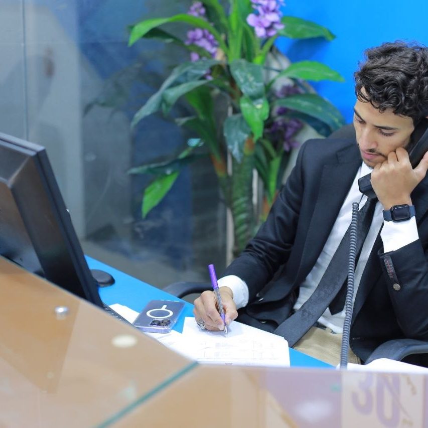 IMG_20260307_025851_366 برنامج بكالوريوس إدارة الأعمال رسالة البرنامج: يسعى البرنامج لإعداد وتأهيل المتخصصين في ادارة الأعمال، وتبني المبادرات والمشروعات الريادية وفقا لمعايير الجودة والاعتماد الأكاديمي وتشجيع روح الإبداع والابتكار لدى الطلبة، من خلال كادر مؤهل ومناهج متطورة وبيئية تعليمية وتكنولوجية محفزة. أهداف البرنامج: – تطوير معارف الطلبة ذات الصلة بمجالات إدارة الأعمال. – اكساب الطلبة المهارات الإدارية الأساسية ومهارات صناعة القرار لممارسة وظائف وأنشطة المنظمة بكفاءة وفاعلية. – تشجيع روح الإبداع والابتكار لدى الطلبة لتبني المبادرات والمشروعات الريادية واستخدام التكنولوجيا الحديثة. – تعزيز الالتزام بأخلاقيات منظمات الأعمال وتحقيق المسؤولية الاجتماعية. المخرجات: المعرفة والفهم Knowledge and Understanding – يظهر المعرفة بواقع منظمات الأعمال وبيئتها الخارجية التي تعمل فيها. – يحدد المفاهيم الاقتصادية والسياسية والقانونية والتكنولوجية والاجتماعية والثقافية ذات العلاقة بإدارة الأعمال. – يصف مجالات عمل منظمات الأعمال ووظائفها وأهدافها وهياكلها التنظيمية وآليات العمل فيها. – يظهر الفهم بالنظريات والنماذج والأطر والمهام والأدوار المختلفة للإدارة في منظمات الأعمال. المعرفة الذهنية Intellectual Skills – يحلل البيئة الاقتصادية والسياسية والقانونية والتكنولوجية (لاسيما الافتراضية) ذات العلاقة بإدارة منظمات الأعمال. – يقترح متطلبات تكيف منظمات الأعمال في ضوء متغيرات العولمة. – يحلل أداء منظمات الأعمال في ضوء المسؤولية الاجتماعية وأخلاقيات الأعمال وتنوع الثقافات. – يقترح الحلول المناسبة للمشكلات المختلفة ذات العلاقة بأنشطة منظمات الأعمال. المهارات المهنية والعملية Professional and Practical Skills – يعد الخطط الاستراتيجية والتنفيذية للمنظمات وأنشطتها المختلفة. – يعد خطط ونماذج الأعمال للمشروعات الريادية. – يصنع القرارات في المجالات الإدارية المختلفة المتعلقة بمنظمات الأعمال. – يصمم ويطور الهياكل التنظيمية والوظائف المكونة لها بما يحقق التكامل بين وظائف المنظمة. – يطبق تكنولوجيا المعلومات بكفاءة وفاعلية في مجال الأعمال. المهارات العامة General Skills – يطرح المبادرات والمشاريع الفردية والجماعية ويشارك في تنفيذها. – يطبق مهارات الاتصال الفعال وإدارة فرق العمل. – يوظف بفعالية مهارات التعامل مع الحاسوب في المجال الإداري. مواصفات الخريج: ينبغي أن يتميز خريج بكالوريوس إدارة الأعمال بمواصفات ومهارات متعددة تميزه عن الاختصاصات الأخرى مثل: – امتلاك المعرفة الكافية في تخصص إدارة الأعمال. – امتلاك الخبرات الكافية لممارسة إدارة الأعمال في ميادين العمل المختلفة. – فهم التنوع الثقافي في منظمات الأعمال والمقدرة على التعامل معه. – فهم وتحليل البيئة الخارجية التي تحيط بمنظمات الأعمال. – فهم واستخلاص حصيلة التجارب الإدارية الناجحة محليا وإقليميا وعالمياً. – تطبيق مهارات البحث العلمي وحل المشكلات واستغلال فرص العمل التجاري. – امتلاك المعرفة بطبيعة العلاقة بين علم الإدارة والعلوم الأخرى ذات العلاقة. – القدرة على التواصل والتأثير والإقناع. فرص العمل: يتيح برنامج إدارة الأعمال للخريجين الحصول على الوظائف القيادية في المؤسسات الحكومية والخاصة المحلية والإقليمية.