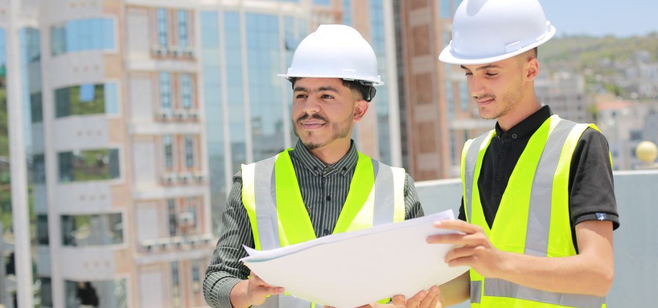 برنامج بكالوريوس الهندسة المعمارية رؤية البرنامج: أن يكون برنامج الهندسة المعمارية أحد البرامج المتميزة إقليميا. رسالة البرنامج: يسعى برنامج الهندسة المعمارية بكلية الهندسة بجامعة العلوم والتكنولوجيا في اليمن لتأهيل كادر متخصص قادر على تلبية احتياجات سوق العمل المتزايد محلياً وإقليميا في مجال الهندسة المعمارية ، وذلك من خلال تنفيذ مناهج تعليمية متميزة واستخدام تقنيات تعليمية متطورة مع وجود كوادر تدريسية ذو كفاءة عالية تتميز بالإبداع والإتقان والأمانة العلمية والتحسين المستمر ، كما يحرص القسم على القيام بالأبحاث العلمية ذات الصلة بالواقع لخدمة البيئة والمجتمع كما يحرص القسم على تدريب الطلاب من خلال برامج التدريب العلمي في المؤسسات والشركات والهيئات والوزارات بهدف ربط المعلومات وتطبيقها وبما يساهم في توثيق العلاقة بين الجامعة والمجتمع. أهداف البرنامج : يهدف برنامج الهندسة المعمارية إلى: إعداد الكفاءات العلمية المؤهلة والقادرة على المساهمة في خدمة المجتمع في المجال المعماري والتخطيطي الوقوف على المشكلات التي يعاني منها المجتمع في مجال العمارة والتخطيط والإسكان وعمل البحوث والدراسات العلمية المناسبة لها. المشاركة في الندوات العلمية والمؤتمرات التخصصية في مجال العمارة والمحافظة على المدن التاريخية و استدامات و تطوير مواد البناء المحلية. تقديم الاستشارات الفنية والعملية لسائر قطاعات المجتمع الأهلية والحكومية وتوفير فرص التأهيل التخصصي لتنمية المجتمع وإقامة علاقات متبادلة مع الأقسام المعمارية الأخرى والجمعيات المعمارية العالمية.