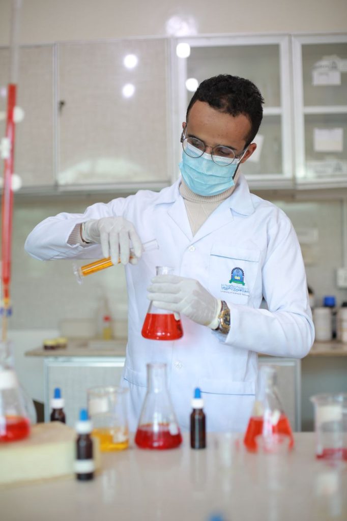 برنامج بكالوريوس الصيدلة رؤية البرنامج: “الريادة والتميز المحلي والإقليمي والعالمي”.  رسالة البرنامج: “يسعى برنامج بكالوريوس صيدلة في جامعة العلوم والتكنولوجيا إلى إعداد وتخريج كوادر صيدلانية مؤهلة علمياً ومهنياً ولديهم القدرة على البحث العلمي ، والتعلم المستمر، و المشاركة الفعالة في خدمة المجتمع وتلبية احتياجات السوق المتجددة ، من خلال بيئة تعليمية محفزة ، و كادر كفؤ و مناهج مطورة و فقا للمعايير المهنية و معايير الجودة والاعتماد الاكاديمي”. والبحث العلمي والتعلم المستمر من خلال توفير خدمات متميزة في التعليم الصيدلاني والبحث العلمي”. أهداف البرنامج: عند الانتهاء من البرنامج سوف يكون المتخرجون قادرون على: تصميم وتطوير وتوفير الأدوية الآمنة والفعالة للمرضى. إتقان المعارف الأساسية في العلوم الأساسية والصيدلانية والسريرية اللازمة للقيام بأدوارهم كمقدمين للرعاية الصحية. ممارسة المهارات المهنية، الشخصية، والاجتماعية في الصيدلة. دمج المعرفة والمهارات في تحسين الإدارة العلاجية للمرضى والقدرة على اتخاذ القرار المبني على الدليل. اكتساب المهارات والسلوكيات الضرورية لممارسة التعلم المستقل بما فيها مهارات استرجاع وتقييم ونشر وتطبيق المعرفة الحديثة وربطها بالمستجدات العلمية الحديثة. فرص العمل : العمل في صيدليات المجتمع حكومية أو خاصة. – العمل في صيدلية المستشفيات. –  العمل كمندوبين او مشرفين علميين في شركات الأدوية. –  العمل في مراكز الأبحاث والرقابة الدوائية. –  العمل الأكاديمي كأعضاء هيئة تدريس في الجامعات. – العمل في مصانع الأدوية