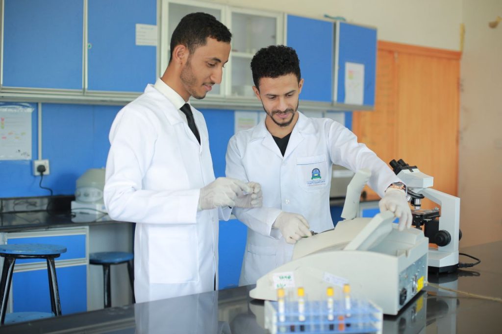 رؤية الكلية: ريادة إقليمية وتميز عالمي في التعليم الطبي والصحي . رسالة الكلية: تسعى  كلية الطب  والعلوم الصحية، بجامعة العلوم والتكنولوجيا، لإعداد  كادر طبي وصحي ذي كفاءات وقدرات متميزة، تسهم في خدمة المجتمع من خلال توفير بيئة تعليمية وبحثية مناسبة وكادر كفء ومناهج حديثة  متجهه نحو المجتمع وباستخدام أحدث التقنيات التعليمية ووفقاً لمعايير الجودة والاعتماد. أهداف الكلية: رفد المجتمع بكوادر صحية ذات كفاءات ومهارات مهنية متميزة . تقديم برامج أكاديمية صحية متميزة طبقاً لمعايير الجودة والاعتماد الأكاديمي. الاسهام في تقديم وتطوير الخدمات الصحية في المجتمع. توفير بيئة تعلمية وبحثية تلبي احتياجات المجتمع. تفعيل التواصل مع المؤسسات المحلية والأكاديمية ذات الصلة بالرعاية الصحية. قيم الكلية: المعايير الأخلاقية والمهنية. المسؤولية نحو المجتمع. الجودة والتميز. التعلم المستمر. الموضوعية، والشفافية، ومبدأ المساءلة. العمل بروح الفريق الواحد. تشجيع المبادرات الذاتية والإبداعية. برامج الكلية: بكالوريوس مختبرات طبية