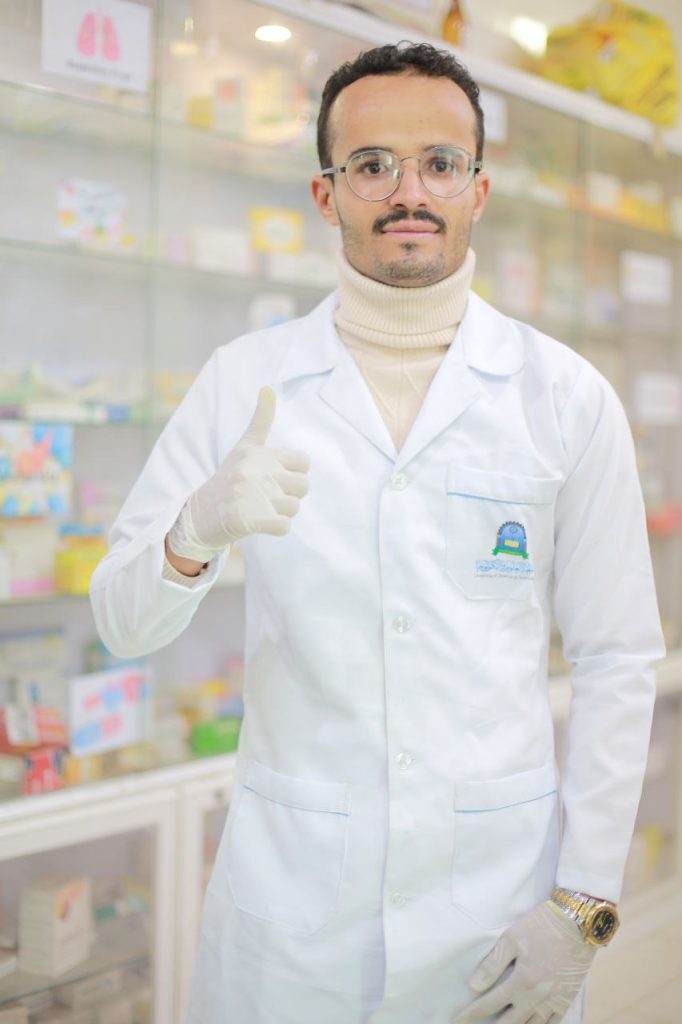 برنامج بكالوريوس الصيدلة
رؤية البرنامج:

“الريادة والتميز المحلي والإقليمي والعالمي”.

 رسالة البرنامج:

“يسعى برنامج بكالوريوس صيدلة في جامعة العلوم والتكنولوجيا إلى إعداد وتخريج كوادر صيدلانية مؤهلة علمياً ومهنياً ولديهم القدرة على البحث العلمي ، والتعلم المستمر، و المشاركة الفعالة في خدمة المجتمع وتلبية احتياجات السوق المتجددة ، من خلال بيئة تعليمية محفزة ، و كادر كفؤ و مناهج مطورة و فقا للمعايير المهنية و معايير الجودة والاعتماد الاكاديمي”.

والبحث العلمي والتعلم المستمر من خلال توفير خدمات متميزة في التعليم الصيدلاني والبحث العلمي”.

أهداف البرنامج:

عند الانتهاء من البرنامج سوف يكون المتخرجون قادرون على:

تصميم وتطوير وتوفير الأدوية الآمنة والفعالة للمرضى.
إتقان المعارف الأساسية في العلوم الأساسية والصيدلانية والسريرية اللازمة للقيام بأدوارهم كمقدمين للرعاية الصحية.
ممارسة المهارات المهنية، الشخصية، والاجتماعية في الصيدلة.
دمج المعرفة والمهارات في تحسين الإدارة العلاجية للمرضى والقدرة على اتخاذ القرار المبني على الدليل.
اكتساب المهارات والسلوكيات الضرورية لممارسة التعلم المستقل بما فيها مهارات استرجاع وتقييم ونشر وتطبيق المعرفة الحديثة وربطها بالمستجدات العلمية الحديثة.
فرص العمل :
العمل في صيدليات المجتمع حكومية أو خاصة.
العمل في صيدلية المستشفيات.
العمل كمندوبين او مشرفين علميين في شركات الأدوية.
 العمل في مراكز الأبحاث والرقابة الدوائية.
 العمل الأكاديمي كأعضاء هيئة تدريس في الجامعات.
العمل في مصانع الأدوية .