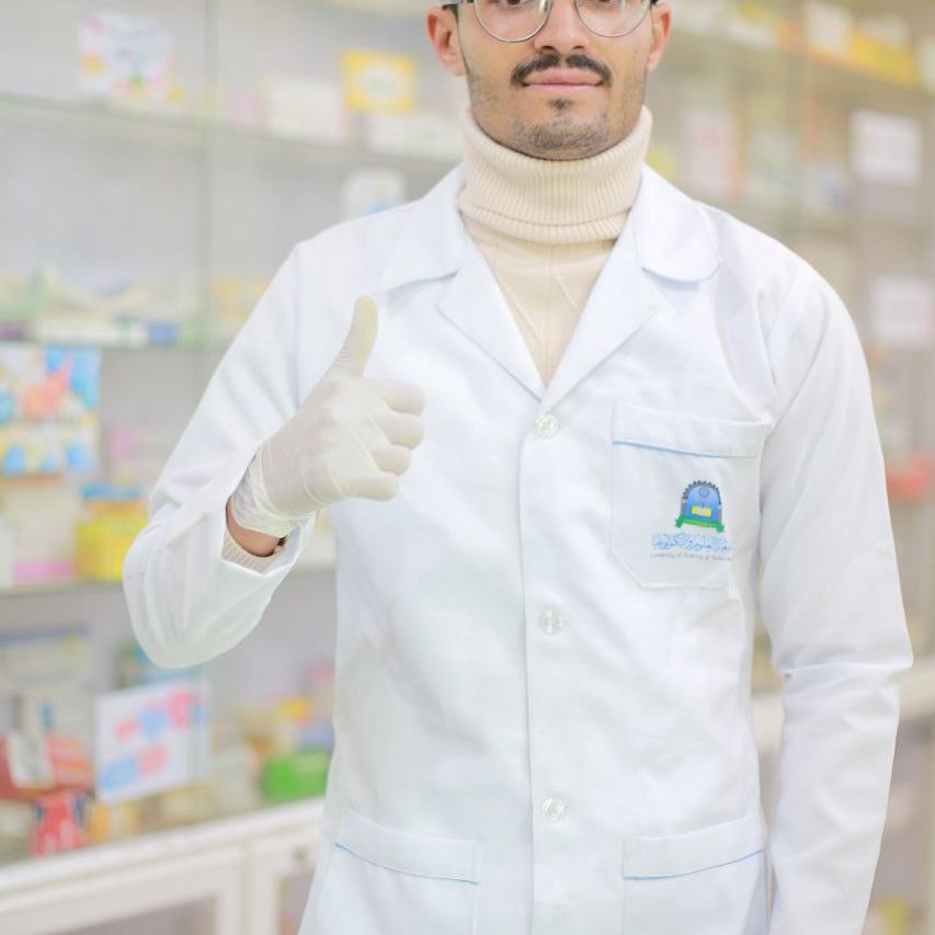 برنامج بكالوريوس الصيدلة رؤية البرنامج: “الريادة والتميز المحلي والإقليمي والعالمي”.  رسالة البرنامج: “يسعى برنامج بكالوريوس صيدلة في جامعة العلوم والتكنولوجيا إلى إعداد وتخريج كوادر صيدلانية مؤهلة علمياً ومهنياً ولديهم القدرة على البحث العلمي ، والتعلم المستمر، و المشاركة الفعالة في خدمة المجتمع وتلبية احتياجات السوق المتجددة ، من خلال بيئة تعليمية محفزة ، و كادر كفؤ و مناهج مطورة و فقا للمعايير المهنية و معايير الجودة والاعتماد الاكاديمي”. والبحث العلمي والتعلم المستمر من خلال توفير خدمات متميزة في التعليم الصيدلاني والبحث العلمي”. أهداف البرنامج: عند الانتهاء من البرنامج سوف يكون المتخرجون قادرون على: تصميم وتطوير وتوفير الأدوية الآمنة والفعالة للمرضى. إتقان المعارف الأساسية في العلوم الأساسية والصيدلانية والسريرية اللازمة للقيام بأدوارهم كمقدمين للرعاية الصحية. ممارسة المهارات المهنية، الشخصية، والاجتماعية في الصيدلة. دمج المعرفة والمهارات في تحسين الإدارة العلاجية للمرضى والقدرة على اتخاذ القرار المبني على الدليل. اكتساب المهارات والسلوكيات الضرورية لممارسة التعلم المستقل بما فيها مهارات استرجاع وتقييم ونشر وتطبيق المعرفة الحديثة وربطها بالمستجدات العلمية الحديثة. فرص العمل : العمل في صيدليات المجتمع حكومية أو خاصة. العمل في صيدلية المستشفيات. العمل كمندوبين او مشرفين علميين في شركات الأدوية.  العمل في مراكز الأبحاث والرقابة الدوائية.  العمل الأكاديمي كأعضاء هيئة تدريس في الجامعات. العمل في مصانع الأدوية .