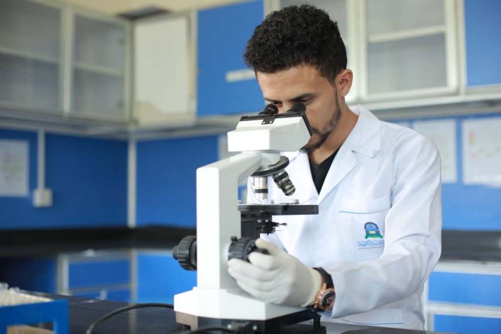 برنامج بكالوريوس المختبرات الطبية
رؤية  البرنامج:

الريادة المحلية والتميز الإقليمي في تعليم المختبرات الطبية.

رسالة البرنامج:

يسعى برنامج بكالوريوس المختبرات الطبية في كلية الطب والعلوم الصحية جامعة العلوم والتكنولوجيا إلى اعداد وتخريج كادر متخصص في التشخيص المخبري؛ مزودين بالقدرات والمهارات المهنية والعلمية المتميزة؛ ويسهم في خدمة المجتمع والبحث العلمي من خلال بيئة تعليمية متميزة وكادر كفؤ ومناهج حديثة وباستخدام تقنيات التعليم والتعلم الحديثة وفقاً لمعايير الجودة والاعتماد الأكاديمي.

أهداف البرنامج:
إكساب الطلبة المعارف والمهارات العلمية والمهنية في علوم المختبرات الطبية.
تزويد المجتمع بكفاءات متخصصة في التشخيص المخبري.
الاسهام في تقديم الخدمات الصحية والبحثية المتميزة في حل مشاكل المجتمع الصحية.
انشاء علاقات وشراكات فعالة مع المؤسسات ذات الصلة
استخدام الطرق الحديثة في عملية التعليم والتعلم.