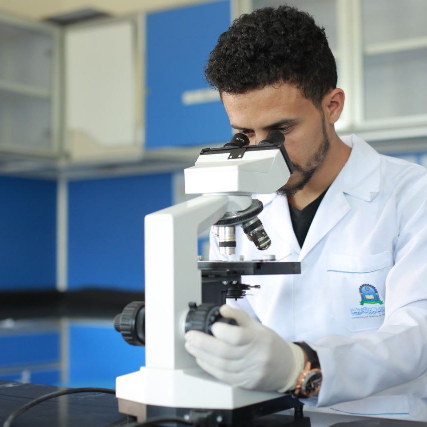برنامج بكالوريوس المختبرات الطبية رؤية  البرنامج: الريادة المحلية والتميز الإقليمي في تعليم المختبرات الطبية. رسالة البرنامج: يسعى برنامج بكالوريوس المختبرات الطبية في كلية الطب والعلوم الصحية جامعة العلوم والتكنولوجيا إلى اعداد وتخريج كادر متخصص في التشخيص المخبري؛ مزودين بالقدرات والمهارات المهنية والعلمية المتميزة؛ ويسهم في خدمة المجتمع والبحث العلمي من خلال بيئة تعليمية متميزة وكادر كفؤ ومناهج حديثة وباستخدام تقنيات التعليم والتعلم الحديثة وفقاً لمعايير الجودة والاعتماد الأكاديمي. أهداف البرنامج: إكساب الطلبة المعارف والمهارات العلمية والمهنية في علوم المختبرات الطبية. تزويد المجتمع بكفاءات متخصصة في التشخيص المخبري. الاسهام في تقديم الخدمات الصحية والبحثية المتميزة في حل مشاكل المجتمع الصحية. انشاء علاقات وشراكات فعالة مع المؤسسات ذات الصلة استخدام الطرق الحديثة في عملية التعليم والتعلم.