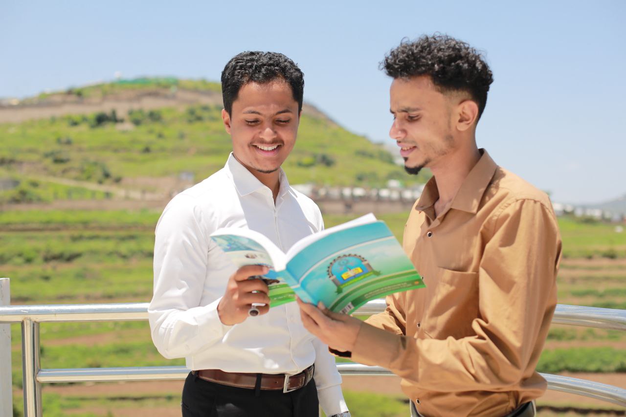 رؤية الكلية: أن تصبح كلية العلوم الادارية بجامعة العلوم والتكنولوجيا رائدة إقليمياً ومحلياً في العلوم الإدارية رسالة الكلية: تسعى كلية العلــوم الإدارية بجامعة العلــوم والتكنولوجيــا إلى تقديــم خدمة تعليمية متميزة تكســب الطلبــة معارف ومهارات في العلــوم الإدارية، بما يلبــي احتــياجات المجتمــع وســوق العمل المحلــي والإقليمــي والدولــي ، والإســهام في تنميـة المجتمـع من خـلال توفيـر بيئـة تعليميـة وبحثيـة ملائمة وكادر كفـؤ ومناهج متطـورة ، وفقاً للمعايـير المحليـة والإقليمـية والدوليـة ، وفـق  معايــير الجــودة الشاملة أهداف الكلية: . تقديم خدمة تعليمية متميزة تكسب الطلبة المعارف والمهارات في العلوم الادارية . الإسهام في دعم جهود البحث العلمي في مجال العلوم الإدارية . الإسهام في تعزيز دور الجامعة في خدمة المجتمع بتقديم برامج استشارية وتدريبية في مجال العلوم الإدارية برامج الكلية: بكالوريوس إدارة أعمال  - بكالوريوس محاسبة