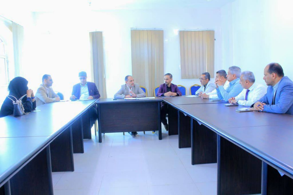 مجلس فرع جامعة العلوم والتكنولوجيا بإب يناقش استعداداته للعام الجامعي الجديد 1448هـ إب – الأربعاء 8 أبريل 2026م في إطار الاستعدادات المبكرة لانطلاق العام الجامعي الجديد، عقد مجلس فرع جامعة العلوم والتكنولوجيا بمحافظة إب اجتماعه الدوري صباح اليوم الأربعاء، برئاسة مدير الفرع الدكتور مكرم الجمالي، وبمشاركة رؤساء الأقسام الأكاديمية والإدارية. استعدادات مكثفة للعام الجامعي 2026–2027 كرّس الاجتماع لمناقشة الترتيبات الجارية لاستقبال العام الجامعي 2026–2027م، حيث تم استعراض مستوى الجاهزية في مختلف الجوانب الأكاديمية والإدارية، مع التركيز على تطوير آليات القبول والتسجيل لضمان بداية منظمة وفعالة. وأكد المجلس على أهمية التخطيط المسبق لتقديم تجربة تعليمية متميزة للطلبة، تعكس مستوى التطور الذي تسعى إليه الجامعة. تطوير الأداء الأكاديمي والإداري ناقش الاجتماع عدداً من الملفات الحيوية، أبرزها: خطط الأقسام الأكاديمية للفترة القادمة آليات تحسين جودة العملية التعليمية تطوير الأداء الإداري بما يتوافق مع المعايير المعتمدة كما تم التأكيد على ضرورة تبني أساليب حديثة في التعليم والتعلم، بما يعزز من كفاءة المخرجات التعليمية ويرفع من تنافسية الخريجين في سوق العمل. تأكيد على جودة التعليم وخدمة الطالب وفي ختام الاجتماع، شدد الدكتور مكرم الجمالي على أهمية تكامل الجهود بين مختلف الأقسام والمراكز، مؤكداً أن: 