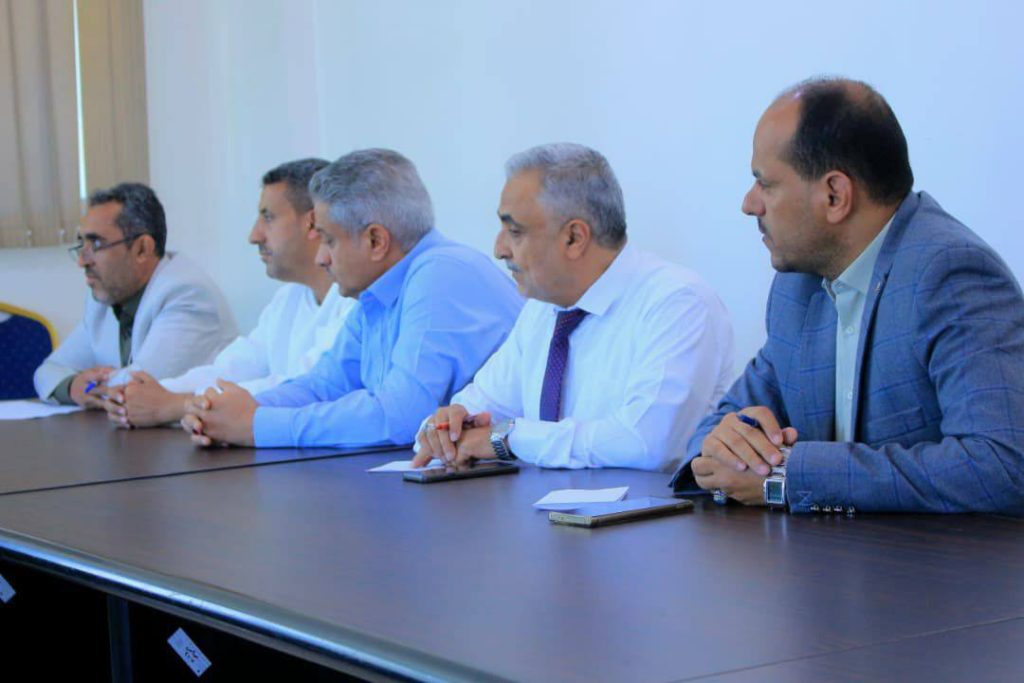 مجلس فرع جامعة العلوم والتكنولوجيا بإب يناقش استعداداته للعام الجامعي الجديد 1448هـ إب – الأربعاء 8 أبريل 2026م في إطار الاستعدادات المبكرة لانطلاق العام الجامعي الجديد، عقد مجلس فرع جامعة العلوم والتكنولوجيا بمحافظة إب اجتماعه الدوري صباح اليوم الأربعاء، برئاسة مدير الفرع الدكتور مكرم الجمالي، وبمشاركة رؤساء الأقسام الأكاديمية والإدارية. استعدادات مكثفة للعام الجامعي 2026–2027 كرّس الاجتماع لمناقشة الترتيبات الجارية لاستقبال العام الجامعي 2026–2027م، حيث تم استعراض مستوى الجاهزية في مختلف الجوانب الأكاديمية والإدارية، مع التركيز على تطوير آليات القبول والتسجيل لضمان بداية منظمة وفعالة. وأكد المجلس على أهمية التخطيط المسبق لتقديم تجربة تعليمية متميزة للطلبة، تعكس مستوى التطور الذي تسعى إليه الجامعة. تطوير الأداء الأكاديمي والإداري ناقش الاجتماع عدداً من الملفات الحيوية، أبرزها: خطط الأقسام الأكاديمية للفترة القادمة آليات تحسين جودة العملية التعليمية تطوير الأداء الإداري بما يتوافق مع المعايير المعتمدة كما تم التأكيد على ضرورة تبني أساليب حديثة في التعليم والتعلم، بما يعزز من كفاءة المخرجات التعليمية ويرفع من تنافسية الخريجين في سوق العمل. تأكيد على جودة التعليم وخدمة الطالب وفي ختام الاجتماع، شدد الدكتور مكرم الجمالي على أهمية تكامل الجهود بين مختلف الأقسام والمراكز، مؤكداً أن: "جودة المخرجات التعليمية وخدمة الطالب تمثلان أولوية قصوى في توجهات الجامعة." كما أشاد بمستوى الإنجاز الذي حققته اللجان المكلفة بالإعداد للعام الجامعي الجديد، داعياً إلى مواصلة العمل بروح الفريق الواحد. بيئة تعليمية محفزة للإبداع والابتكار وجّهت إدارة الفرع بضرورة توفير بيئة تعليمية متكاملة ومحفزة، تسهم في تنمية الإبداع والابتكار لدى الطلبة، وتواكب أحدث التطورات في قطاع التعليم. ويأتي ذلك في إطار التزام الجامعة برؤيتها ورسالتها الهادفة إلى إعداد كوادر مؤهلة تلبي احتياجات المجتمع وسوق العمل.