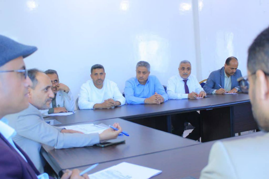 مجلس فرع جامعة العلوم والتكنولوجيا بإب يناقش استعداداته للعام الجامعي الجديد 1448هـ إب – الأربعاء 8 أبريل 2026م في إطار الاستعدادات المبكرة لانطلاق العام الجامعي الجديد، عقد مجلس فرع جامعة العلوم والتكنولوجيا بمحافظة إب اجتماعه الدوري صباح اليوم الأربعاء، برئاسة مدير الفرع الدكتور مكرم الجمالي، وبمشاركة رؤساء الأقسام الأكاديمية والإدارية. استعدادات مكثفة للعام الجامعي 2026–2027 كرّس الاجتماع لمناقشة الترتيبات الجارية لاستقبال العام الجامعي 2026–2027م، حيث تم استعراض مستوى الجاهزية في مختلف الجوانب الأكاديمية والإدارية، مع التركيز على تطوير آليات القبول والتسجيل لضمان بداية منظمة وفعالة. وأكد المجلس على أهمية التخطيط المسبق لتقديم تجربة تعليمية متميزة للطلبة، تعكس مستوى التطور الذي تسعى إليه الجامعة. تطوير الأداء الأكاديمي والإداري ناقش الاجتماع عدداً من الملفات الحيوية، أبرزها: خطط الأقسام الأكاديمية للفترة القادمة آليات تحسين جودة العملية التعليمية تطوير الأداء الإداري بما يتوافق مع المعايير المعتمدة كما تم التأكيد على ضرورة تبني أساليب حديثة في التعليم والتعلم، بما يعزز من كفاءة المخرجات التعليمية ويرفع من تنافسية الخريجين في سوق العمل. تأكيد على جودة التعليم وخدمة الطالب وفي ختام الاجتماع، شدد الدكتور مكرم الجمالي على أهمية تكامل الجهود بين مختلف الأقسام والمراكز، مؤكداً أن: "جودة المخرجات التعليمية وخدمة الطالب تمثلان أولوية قصوى في توجهات الجامعة." كما أشاد بمستوى الإنجاز الذي حققته اللجان المكلفة بالإعداد للعام الجامعي الجديد، داعياً إلى مواصلة العمل بروح الفريق الواحد. بيئة تعليمية محفزة للإبداع والابتكار وجّهت إدارة الفرع بضرورة توفير بيئة تعليمية متكاملة ومحفزة، تسهم في تنمية الإبداع والابتكار لدى الطلبة، وتواكب أحدث التطورات في قطاع التعليم. ويأتي ذلك في إطار التزام الجامعة برؤيتها ورسالتها الهادفة إلى إعداد كوادر مؤهلة تلبي احتياجات المجتمع وسوق العمل.