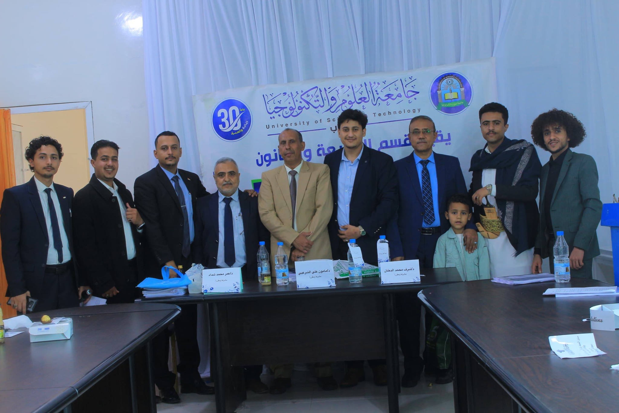 اختُتمت مناقشة أبحاث التخرج جامعة العلوم والتكنولوجيا إب لقسم الشريعة والقانون، ضمن فعاليات الأسبوع العلمي للعام الجامعي 1447هـ، في أجواء أكاديمية متميزة تعكس جودة التعليم العالي في اليمن واهتمام الجامعة بتعزيز البحث العلمي. 🎓 مناقشات علمية تعكس جودة التعليم شهدت الفعالية حضور لجنة المناقشة برئاسة الدكتور عمر شداد، وعضوية الدكتور مأمون الشرعبي والدكتور شرف الدحّان، حيث تم عرض عدد من أبحاث التخرج التي عكست مستوى علميًا متقدمًا لدى الطلبة. ⚖️ أبحاث قانونية وشرعية تخدم المجتمع اليمني ركزت أبحاث التخرج على قضايا معاصرة تهم المجتمع اليمني، من أبرزها: • القضايا القانونية الحديثة • التطبيقات العملية للشريعة • التحديات المجتمعية ذات البعد القانوني 📊 معايير دقيقة في التقييم تمت مناقشة أبحاث التخرج وفق معايير أكاديمية تشمل: • جودة البحث والتحليل • قوة الطرح العلمي • الربط بين الجانب النظري والتطبيقي 🏛️ دور الجامعة في تأهيل الكوادر تواصل جامعة العلوم والتكنولوجيا إب دورها في إعداد كوادر قانونية وشرعية مؤهلة، قادرة على الإسهام في خدمة المجتمع اليمني ومعالجة قضاياه من منظور علمي. 👨‍🏫 إشادة بالمستوى العلمي للطلبة أشاد أعضاء لجنة المناقشة بالمستوى العلمي المتميز، مؤكدين أن الطلبة أظهروا جدية واضحة وقدرة عالية على البحث والتحليل. 🎉 حضور مجتمعي يعكس أهمية الحدث شهدت الفعالية حضور عدد من أولياء الأمور، في أجواء احتفالية عكست أهمية هذه المرحلة الأكاديمية في حياة الطلبة. 🔗 روابط مهمة 📚 للاطلاع على مزيدا من التفاصيل عن كلية الشريعة والقانون      : ( أضغط هنا ) 🎓 للتعرف اكثر على برنامج بكالوريوس الشريعة والقانون :  ( أضغط هنا ) وللانضمام الى مواقعنا المختلفة على السوشل ميديا وليصلكم كل جديد عنا من خلال الروابط التالية : 🔷الواتس أب : http://wa.me/967777737786 🔷التسجيل مباشر  : ☎️04416009 - 04/421112 - 775222737 🔷قناتنا واتس أب : https://whatsapp.com/channel/0029Vad4DiG9RZAeuUjhJj3m 🔷فيس بوك : https://www.facebook.com/ibb.ust.edu 🔷انستقرام : https://www.instagram.com/usteduy_ibb 🔷تليجرام : https://t.me/usteduy_ibb 🔷الموقع الإلكتروني : https://ust.edu.ye/ibb 🔷منصة_X : https://x.com/usteduy_ibb #جامعة_العلوم_والتكنولوجيا_إب #الطريق_إلى_مستقبل_أفضل  #كُن_من_النُخبة🎓 📸 معرض الصور 📷 إليكم مجموعة من أبرز الصور واللقطات للفعالية   :