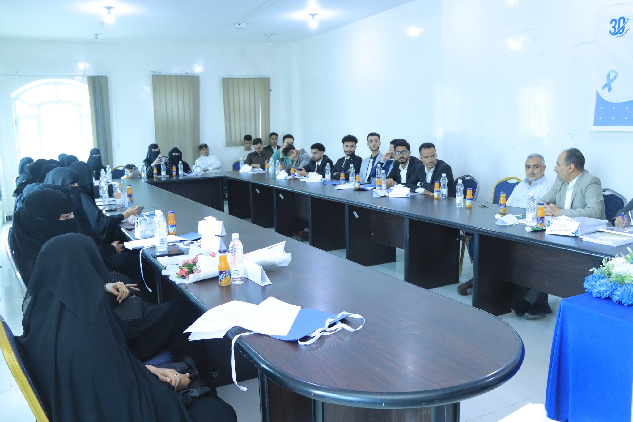 مناقشة أبحاث تخرج طلبة إدارة الأعمال بجامعة العلوم والتكنولوجيا – إب ضمن فعاليات الأسبوع العلمي إب – اليمن في أجواء أكاديمية متميزة، شهد قسم العلوم الإدارية بجامعة العلوم والتكنولوجيا – فرع إب مناقشة أبحاث التخرج لطلبة برنامج إدارة الأعمال للعام الجامعي 1447هـ، وذلك ضمن فعاليات الأسبوع العلمي الذي ترعاه الجامعة، تأكيدًا على اهتمامها بتعزيز البحث العلمي وتطوير مخرجات التعليم. حضور أكاديمي يعكس أهمية الحدث جرت جلسات المناقشة بحضور نخبة من القيادات الأكاديمية والإدارية، يتقدمهم: مدير فرع الجامعة الدكتور مكرم الجمالي نائب مدير الفرع الدكتور بدر الفرح رئيس قسم الشؤون المالية والإدارية الأستاذ أشرف سلام رئيس قسم العلوم الإدارية الدكتور إدريس العديني كما شارك في التقييم لجنة علمية متخصصة برئاسة الأستاذ الدكتور ماجد السياني، وعضوية الدكتور علي الحميري، إلى جانب عدد من الأكاديميين والمهتمين. أبحاث نوعية تواكب متطلبات الإدارة الحديثة استعرض الطلبة خلال جلسات المناقشة مشاريع تخرجهم التي تناولت موضوعات حيوية في مجالات: الإدارة الحديثة التخطيط الاستراتيجي إدارة الموارد البشرية التسويق التحليل المالي وقد عكست هذه الأبحاث مستوى علميًا متميزًا، وجهودًا بحثية جادة تسهم في ربط الجانب النظري بالتطبيق العملي، بما يعزز جاهزية الطلبة لدخول سوق العمل بثقة وكفاءة. إشادة بمستوى الطلبة ودور البحث العلمي في كلمته، أشاد الدكتور مكرم الجمالي بمستوى الأبحاث المقدمة، مؤكدًا أن: "الأسبوع العلمي يمثل منصة مهمة لإبراز قدرات الطلبة وتنمية مهاراتهم البحثية." وأشار إلى حرص الجامعة على دعم البحث العلمي باعتباره ركيزة أساسية في تطوير العملية التعليمية وخدمة المجتمع، داعيًا الطلبة إلى مواصلة التميز والاستفادة من معارفهم في حياتهم المهنية. إعداد كوادر إدارية قادرة على الابتكار من جانبه، أوضح الدكتور إدريس العديني أن مناقشة أبحاث التخرج تمثل تتويجًا لسنوات من التحصيل العلمي والتدريب الأكاديمي، مؤكدًا أن القسم يركز على إعداد كوادر إدارية مؤهلة قادرة على: الابتكار التحليل اتخاذ القرار بكفاءة كما أشاد بجهود الهيئة التدريسية والتزام الطلبة وجودة أعمالهم البحثية. تقييم علمي وملاحظات بنّاءة بدوره، عبّر رئيس لجنة المناقشة الأستاذ الدكتور ماجد السياني عن تقديره للمستوى العلمي الذي أظهره الطلبة، مشيدًا بقدرتهم على تحليل القضايا الإدارية وتقديم حلول عملية قائمة على أسس علمية. وأكد أن اللجنة حرصت على تقديم ملاحظات بنّاءة تهدف إلى تطوير مهارات الطلبة وتحسين جودة أبحاثهم، مثنيًا على التنظيم المتميز للفعالية. مشاركة واسعة تعكس روح التميز شهدت الفعالية حضور عدد من الأكاديميين والإداريين وأولياء أمور الطلبة، من بينهم: رئيس قسم الشريعة والقانون الدكتور عمر شداد رئيس قسم اللغة الإنجليزية (ترجمة) الدكتور ملكة النشمي عضو هيئة التدريس بقسم الصيدلة الدكتور محمد البخيتي عضو هيئة التدريس بقسم العلوم الإدارية الدكتور رشيد عباد إلى جانب جمع من منتسبي الجامعة ومحبي الطلبة الخريجين، في مشهد يعكس روح التميز والإبداع داخل البيئة الجامعية. نحو تعليم نوعي يخدم المجتمع تؤكد هذه الفعالية استمرار جامعة العلوم والتكنولوجيا في أداء رسالتها العلمية والبحثية، من خلال دعم الابتكار وتعزيز جودة التعليم، بما يسهم في إعداد كوادر مؤهلة قادرة على خدمة المجتمع والمشاركة في تحقيق التنمية.