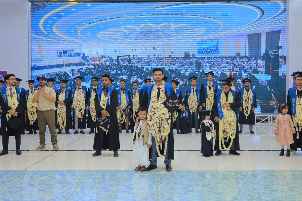 # جامعة العلوم والتكنولوجيا – إب تحتفي بتخريج الدفعة الـ14 «رواد المال والترجمة» وتعلن عن توسعات أكاديمية نوعية للعام 1448هـ

## مشهد من الفخر والإنجاز.. جامعة العلوم والتكنولوجيا – إب تزف كوكبة جديدة من الخريجين إلى سوق العمل

في يومٍ امتزجت فيه مشاعر الفرح بالإنجاز، والوفاء بالطموح، احتفت جامعة العلوم والتكنولوجيا – إب بتخريج الدفعة الرابعة عشرة من قسمي المحاسبة واللغة الإنجليزية – ترجمة، دفعة **«رواد المال والترجمة»** للعام الجامعي 1447هـ، في احتفالية مميزة جسدت سنوات من الاجتهاد والعطاء وصناعة المستقبل.

وجمع الحفل الذي أقيم صباح اليوم نخبة من القيادات الأكاديمية وأعضاء هيئة التدريس وأولياء الأمور والضيوف، في مناسبة أكدت الدور الريادي للجامعة في إعداد الكفاءات المؤهلة القادرة على المنافسة والإبداع في مختلف المجالات.

## حضور أكاديمي رفيع ومشاركة واسعة

شهدت الفعالية حضور الدكتور مكرم الجمالي مدير فرع الجامعة، والدكتور بدر الفرح نائب مدير الفرع، والأستاذ الدكتور عبدالقوي الشميري المرشد الأكاديمي بقسم اللغة الإنجليزية – ترجمة، والدكتور إدريس العديني رئيس قسم العلوم الإدارية، والدكتورة ملكة النشمي رئيس قسم اللغة الإنجليزية – ترجمة، إلى جانب عدد من أعضاء هيئة التدريس ومنتسبي الجامعة وأولياء الأمور.

واستُهل الحفل بآياتٍ من الذكر الحكيم، أعقبها دخول الخريجين والخريجات وسط أجواء احتفالية مفعمة بالفخر، ثم أداء النشيد الوطني والتقاط الصور التذكارية التي وثقت لحظات النجاح والتميز.

## الجامعة تعلن عن برامج أكاديمية جديدة وفرص تعليمية واعدة

وفي كلمة له خلال الحفل، هنأ الدكتور مكرم الجمالي الخريجين والخريجات وأسرهم بهذا الإنجاز، مؤكداً أن الجامعة تواصل العمل وفق رؤية تطويرية تستهدف تعزيز جودة التعليم وتوسيع الفرص الأكاديمية أمام الطلبة.

وكشف عن فتح باب التسجيل للعام الجامعي 1448هـ، معلناً عن حزمة من البرامج والتخصصات النوعية التي تلبي احتياجات المجتمع وسوق العمل، وفي مقدمتها:

### افتتاح برنامج الطب البشري والجراحة

في خطوة تُعد نقلة نوعية في مسيرة التعليم الجامعي بمحافظة إب، أعلنت الجامعة افتتاح برنامج الطب البشري والجراحة، لتكون أول جامعة أهلية في المحافظة تطرح هذا التخصص الحيوي، بما يسهم في رفد القطاع الصحي بكوادر مؤهلة ومتميزة.

### التوسع في برامج التجسير

كما أعلنت الجامعة فتح باب القبول في نظام التجسير من الدبلوم إلى البكالوريوس في عدد من التخصصات الطبية والهندسية والتقنية والإدارية والإنسانية، بما يمنح الطلبة فرصاً أوسع لاستكمال مسيرتهم الأكاديمية.

### برامج دراسات عليا نوعية

وأكدت الجامعة استمرار استقبال الراغبين في الالتحاق ببرامج الدراسات العليا بالمركز الرئيسي في صنعاء، دعماً لمسيرة البحث العلمي والتطوير المهني.

## الاعتماد الأكاديمي الذهبي الكامل.. إنجاز يرسخ الريادة

وفي إنجاز جديد يضاف إلى سجل الجامعة الحافل، أكد مدير الفرع حصول جامعة العلوم والتكنولوجيا على **الاعتماد الأكاديمي الذهبي الكامل** لعدد من برامجها الأكاديمية، وفي مقدمتها برنامج الطب البشري والجراحة.

ويمثل هذا الإنجاز محطة مهمة تعكس التزام الجامعة بأعلى معايير الجودة الأكاديمية، وتعزز ثقة الطلبة وأولياء الأمور بمخرجاتها التعليمية، كما تمنح الخريجين فرصاً أكبر للمنافسة في الأسواق المحلية والإقليمية والدولية.

## لحظة وفاء مؤثرة هزّت مشاعر الحاضرين

ومن أكثر اللحظات تأثيراً في الحفل، تكريم أسرة الفقيد الخريج **عمر الفقية** من برنامج المحاسبة، الذي وافته المنية قبل أيام قليلة من موعد تخرجه.

ووقف الحاضرون في مشهد مؤثر لقراءة الفاتحة والدعاء له بالرحمة والمغفرة، في لفتة إنسانية جسدت قيم الوفاء والانتماء التي تحرص الجامعة على ترسيخها في مجتمعها الأكاديمي.

## الخريجون يروون قصة النجاح

وألقى رئيس اللجنة التحضيرية للخريجين زكريا الحبري كلمة عبّر فيها عن امتنان الخريجين لإدارة الجامعة وأعضاء هيئة التدريس، مؤكداً أن سنوات الدراسة كانت رحلة حافلة بالتحديات والنجاحات.

كما ألقت الخريجة غلا الصباحي كلمة الخريجات باللغة الإنجليزية، عكست من خلالها مستوى التأهيل العلمي والثقافي الذي اكتسبه الطلبة خلال سنوات الدراسة.

وتخللت الحفل فقرات فنية وإنشادية مميزة قدمها الأستاذ عادل ناشر، أضفت أجواءً من البهجة والتفاعل بين الحضور.

## تكريم صُنّاع النجاح وشركاء التميز

واختُتمت الاحتفالية بتكريم إدارة الجامعة وأعضاء هيئة التدريس بالقسمين من قبل اللجنة التحضيرية للخريجين، تقديراً لجهودهم في إعداد وتأهيل دفعة «رواد المال والترجمة»، وإسهاماتهم في صناعة جيل يمتلك المعرفة والمهارة والقيم المهنية اللازمة لقيادة المستقبل.

كما شهد الحفل حضوراً واسعاً من الأكاديميين والإداريين والطلبة وأولياء الأمور ومحبي الخريجين، الذين شاركوا أبناءهم فرحة التخرج في واحدة من أجمل المحطات التي توثق نهاية رحلة أكاديمية وبداية مرحلة جديدة من الإنجاز والعطاء.

## صور من حفل تخرج دفعة «رواد المال والترجمة»

📸 نضع بين أيديكم مجموعة من الصور التي توثق أبرز لحظات حفل التخرج، بما تحمله من مشاعر الفخر والاعتزاز والوفاء، وتجسد قصة نجاح جديدة تضاف إلى مسيرة جامعة العلوم والتكنولوجيا – إب في صناعة الكفاءات وبناء المستقبل.

**جامعة العلوم والتكنولوجيا – إب... ثلاثون عاماً من الريادة والتميز، والطريق مستمر نحو مستقبل أفضل.**

#جامعة_العلوم_والتكنولوجيا_إب
#تخريج_دفعة_رواد_المال_والترجمة
#التسجيل_مفتوح_1448هـ
#الاعتماد_الأكاديمي_الذهبي
#ثلاثون_عاماً_ريادة_وتميز
#الطريق_إلى_مستقبل_أفضل
#usteduy_ibb