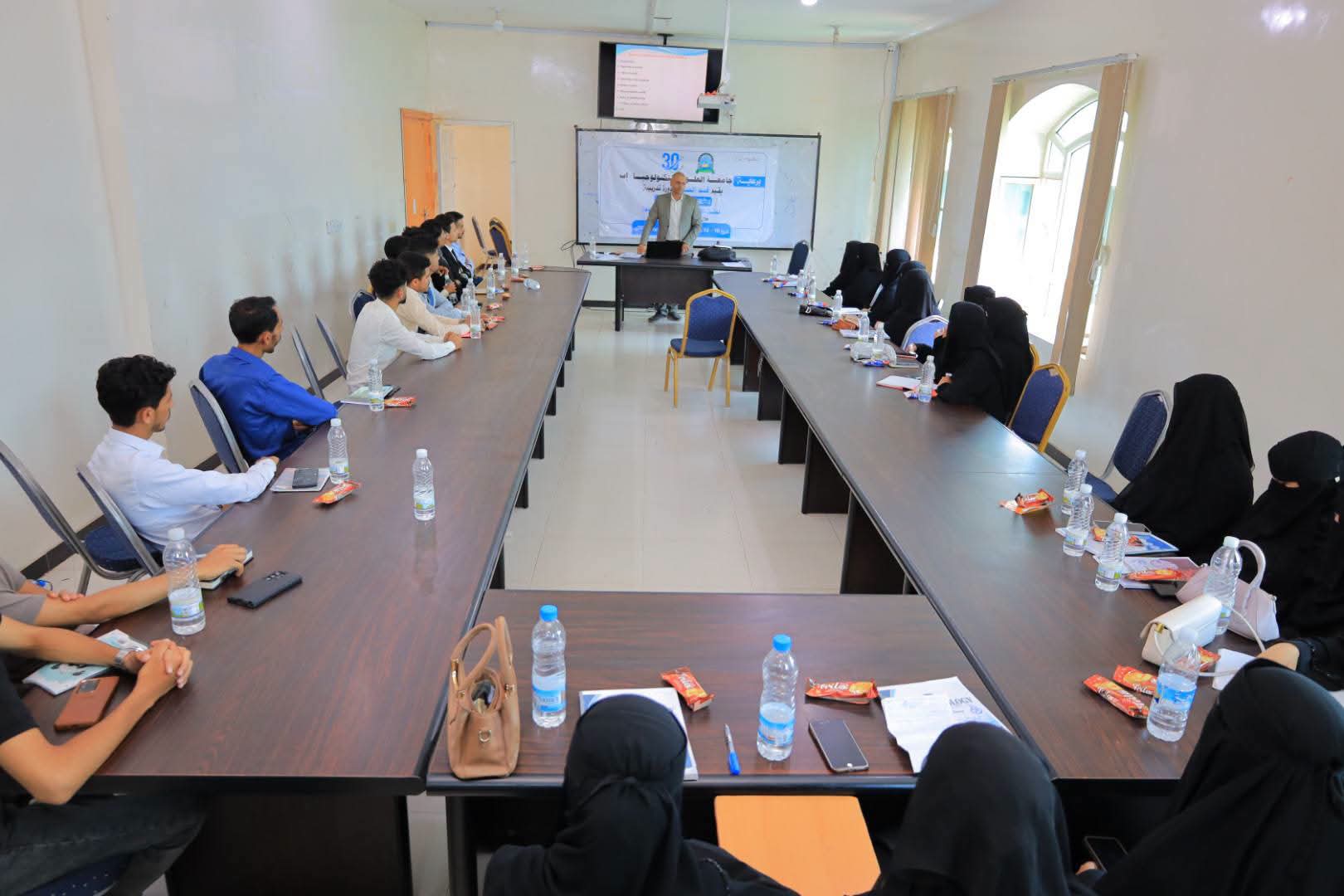 جامعة العلوم والتكنولوجيا – فرع إب تختتم دورة تدريبية مجانية حول الاستخدام الرشيد للمضادات الحيوية