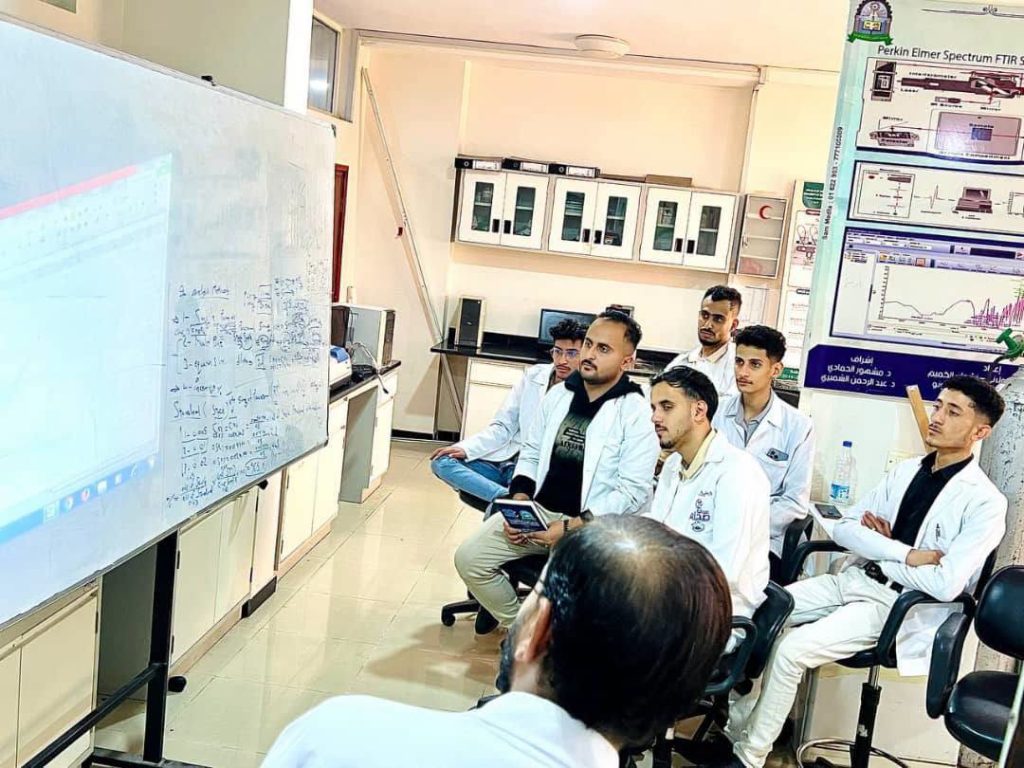 التدريب الميداني لطلبة الصيدلة بجامعة العلوم والتكنولوجيا فرع إب في مركز الأبحاث والتطوير بصنعاء