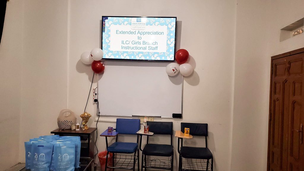 تكريم مدير المراكز الاستشارية والتنموية بجامعة العلوم والتكنولوجيا فرع الطالبات د. سحر القرشي لطاقم تدريس مركز اللغات الدولي/ فرع الطالبات