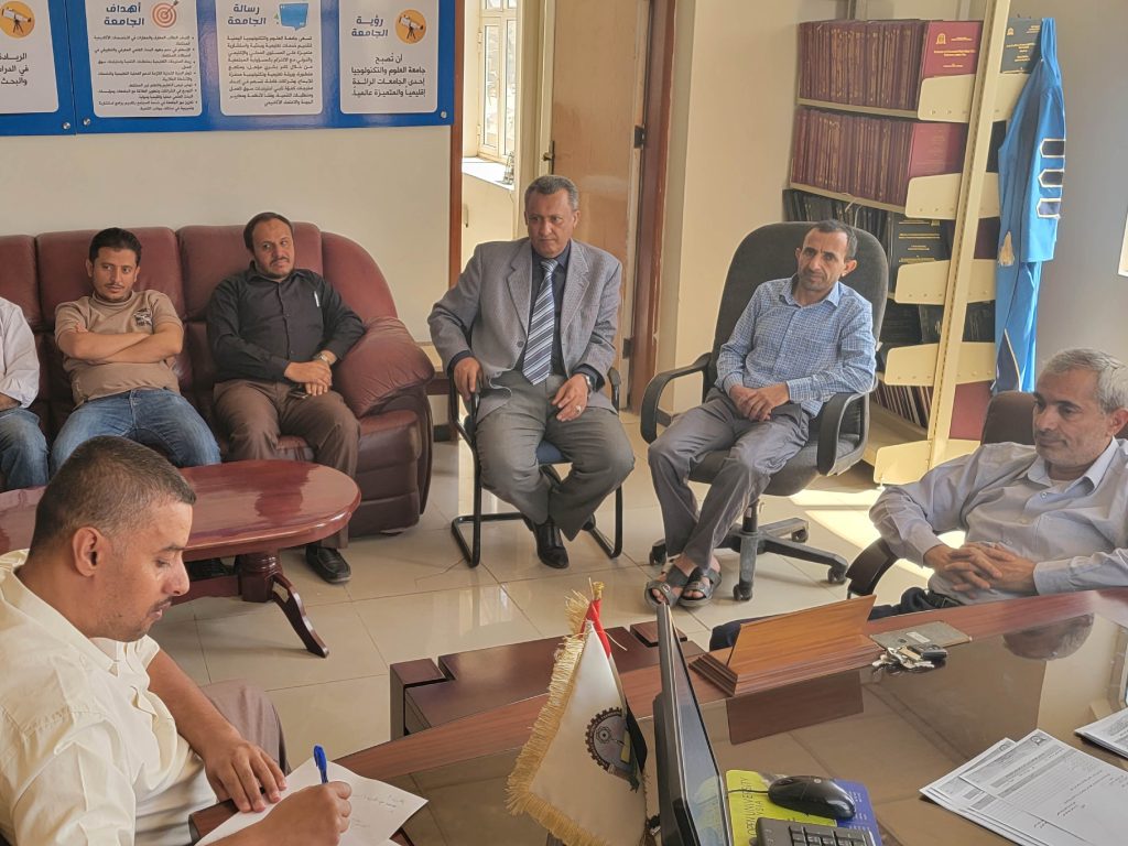 عميد الدراسات العليا والبحث العلمي يتفقد سير العملية الامتحانية لبرامج الدراسات العليا