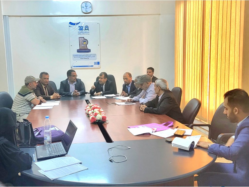 مناقشة خطط رسائل علمية لطلبة ماجستير في الهندسة المعمارية