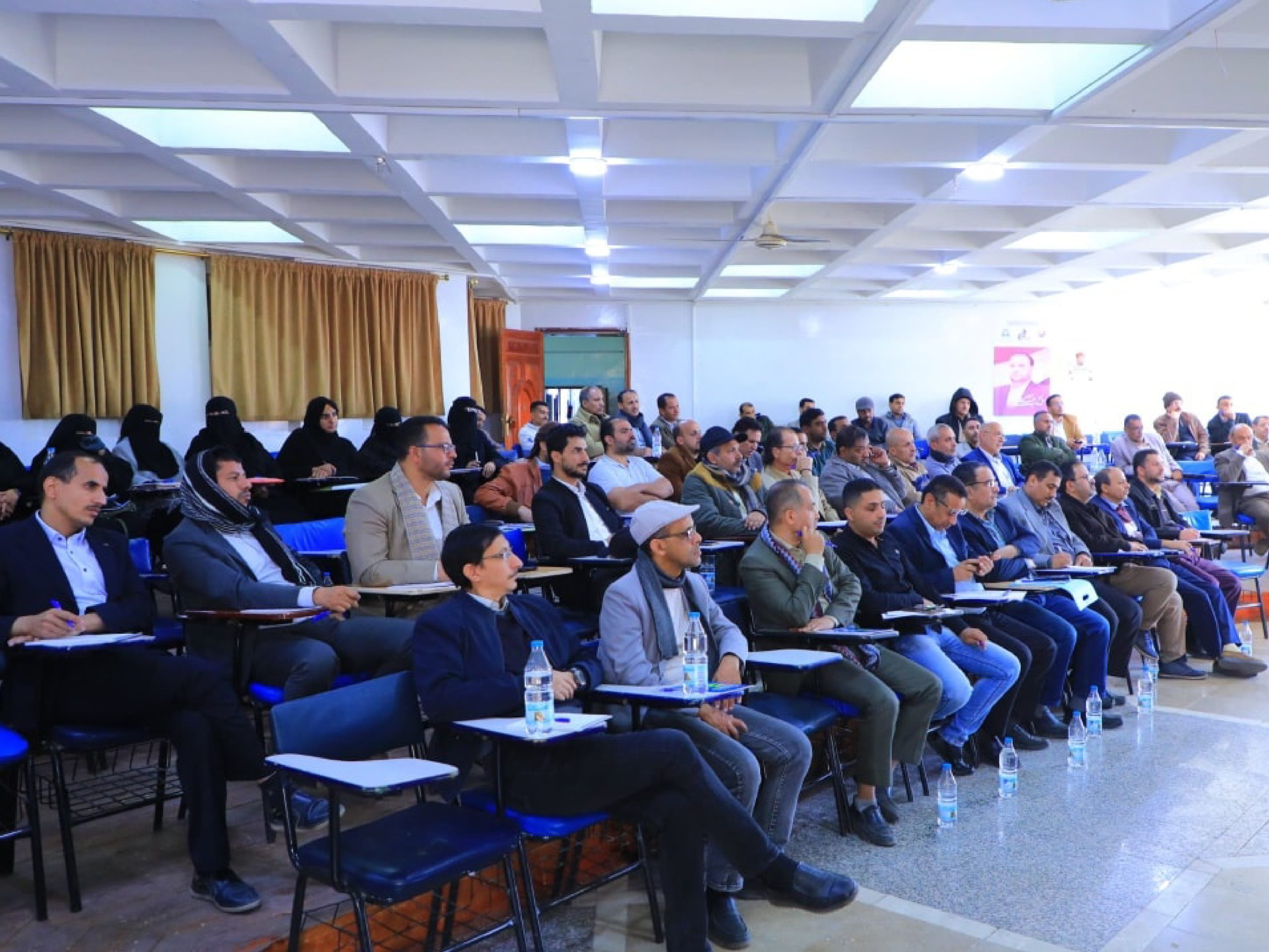 نظّمت عمادة الدراسات العليا والبحث العلمي بجامعة العلوم والتكنولوجيا بصنعاء اليوم ورش تدريبية لأعضاء هيئة التدريس