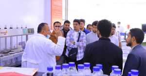 زيارة علمية لطلبة كلية الصيدلة بجامعة العلوم والتكنولوجيا إلى الشركة اليمنية المصرية لصناعة وتجارة الأدوية3