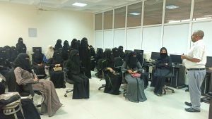طالبات مدرسة عائشة في معمل الحاسبات