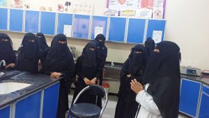 طالبات مدرسة عائشة في معمل التشريح