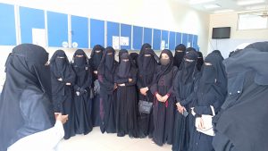 طالبات مدرسة عائشة في معمل الدم