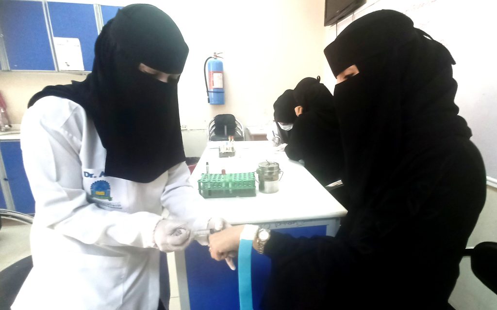 قسم المختبرات بفرع جامعة العلوم والتكنولوجيا بتعز ينظم فعالية اليوم المجاني للفحوصات الطبية