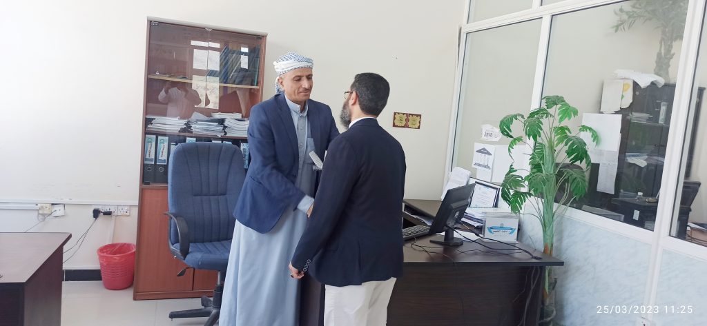 مدير فرع جامعة العلوم والتكنولوجيا بتعز يهنئ الموظفين بشهر رمضان ويتفقد سير عملية الدوام