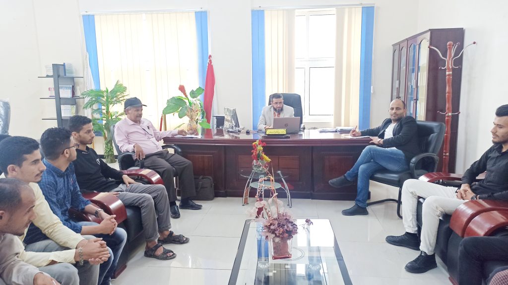 مدير فرع جامعة العلوم والتكنولوجيا بتعز يرأس لجنة المناقشة الشفوية لطلبة مستوى رابع بقسم الصيدلة