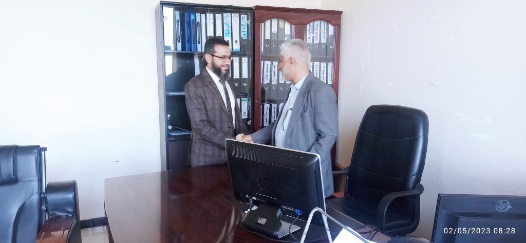 مدير فرع جامعة العلوم والتكنولوجيا بتعز يعايد الموظفين ويطلع على سير عملية الدوام ويدشن امتحانات التعليم عن بُعد