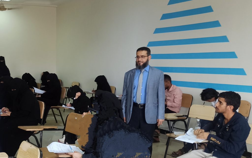 مدير فرع جامعة العلوم والتكنولوجيا بتعز يعايد الموظفين ويطلع على سير امتحانات الدور التكميلي
