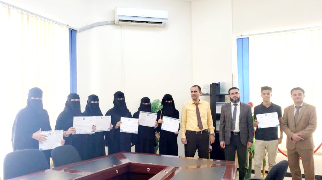 مدير فرع جامعة العلوم والتكنولوجيا بتعز يدشن امتحانات الفصل الصيفي ويكرم المبرزين في برنامج تأهيل الثانويات